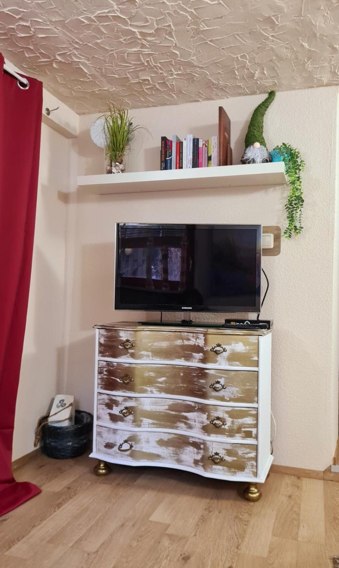 One-Bedroom Apartment - Photo 6