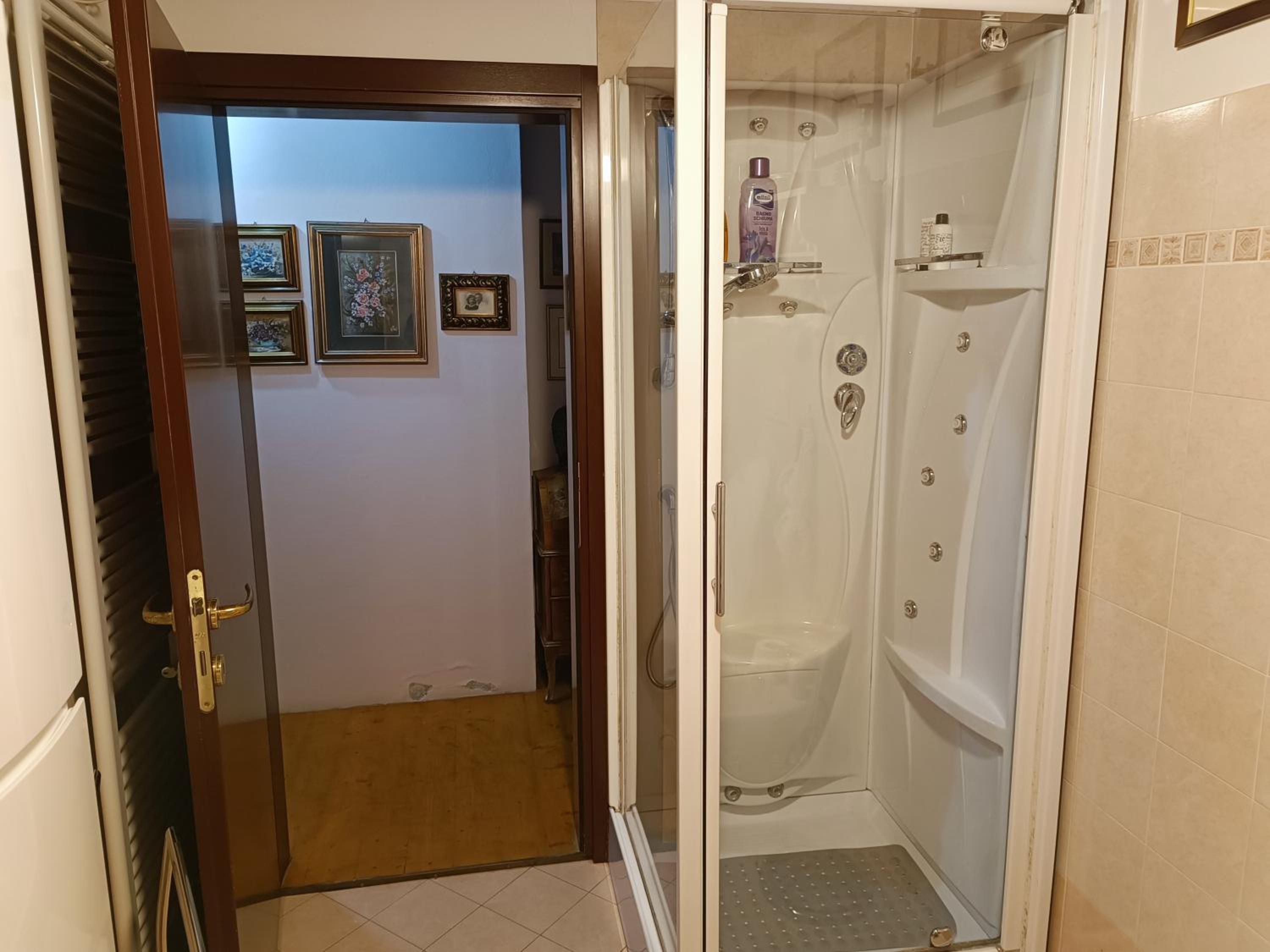 Double Room with Private Bathroom - Photo 4
