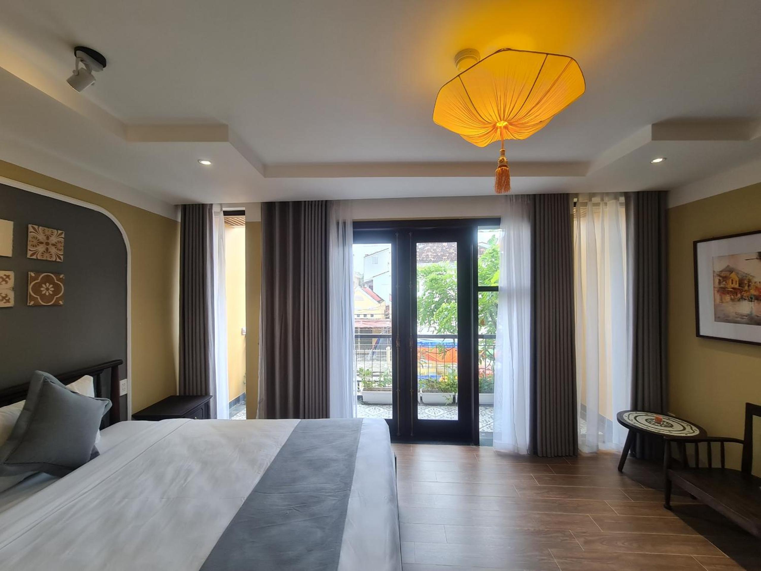 Deluxe Double Room with Balcony - Photo 6