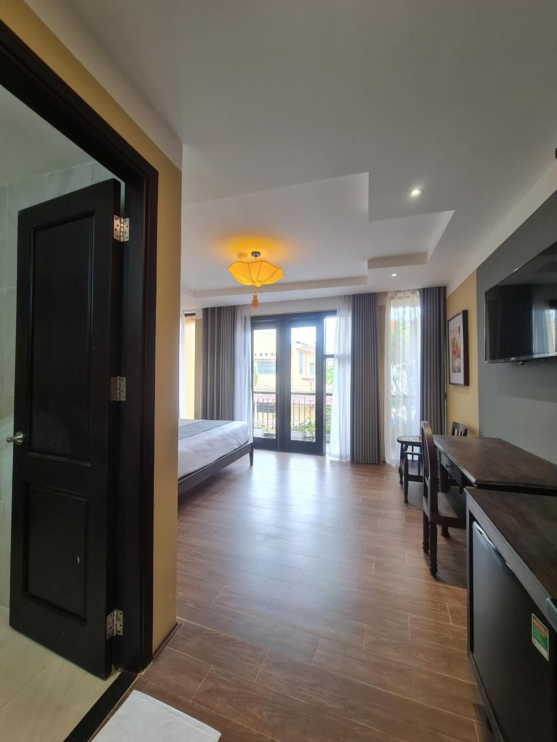 Deluxe Double Room with Balcony - Photo 9