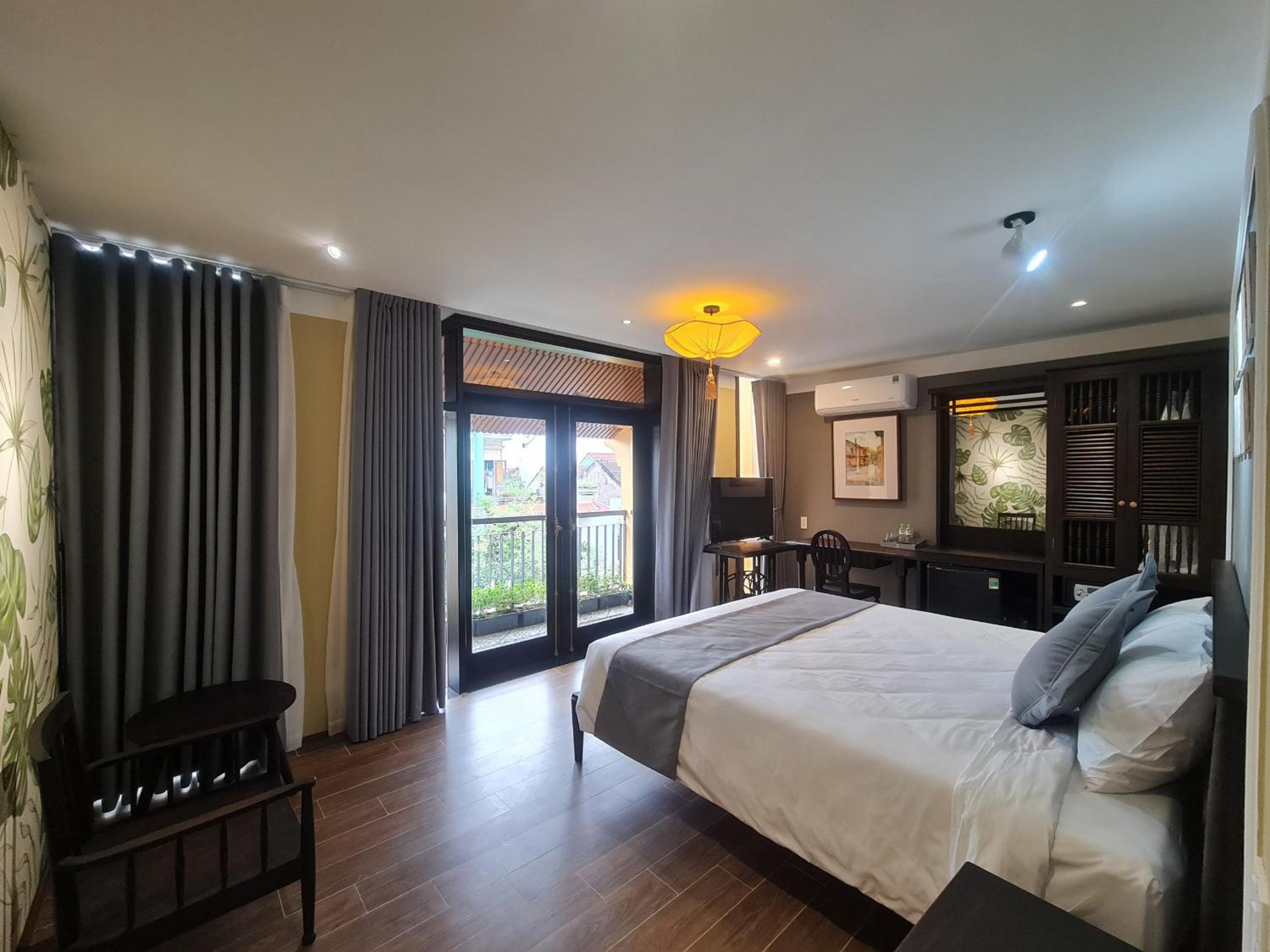 Deluxe Double Room with Balcony - Photo 8