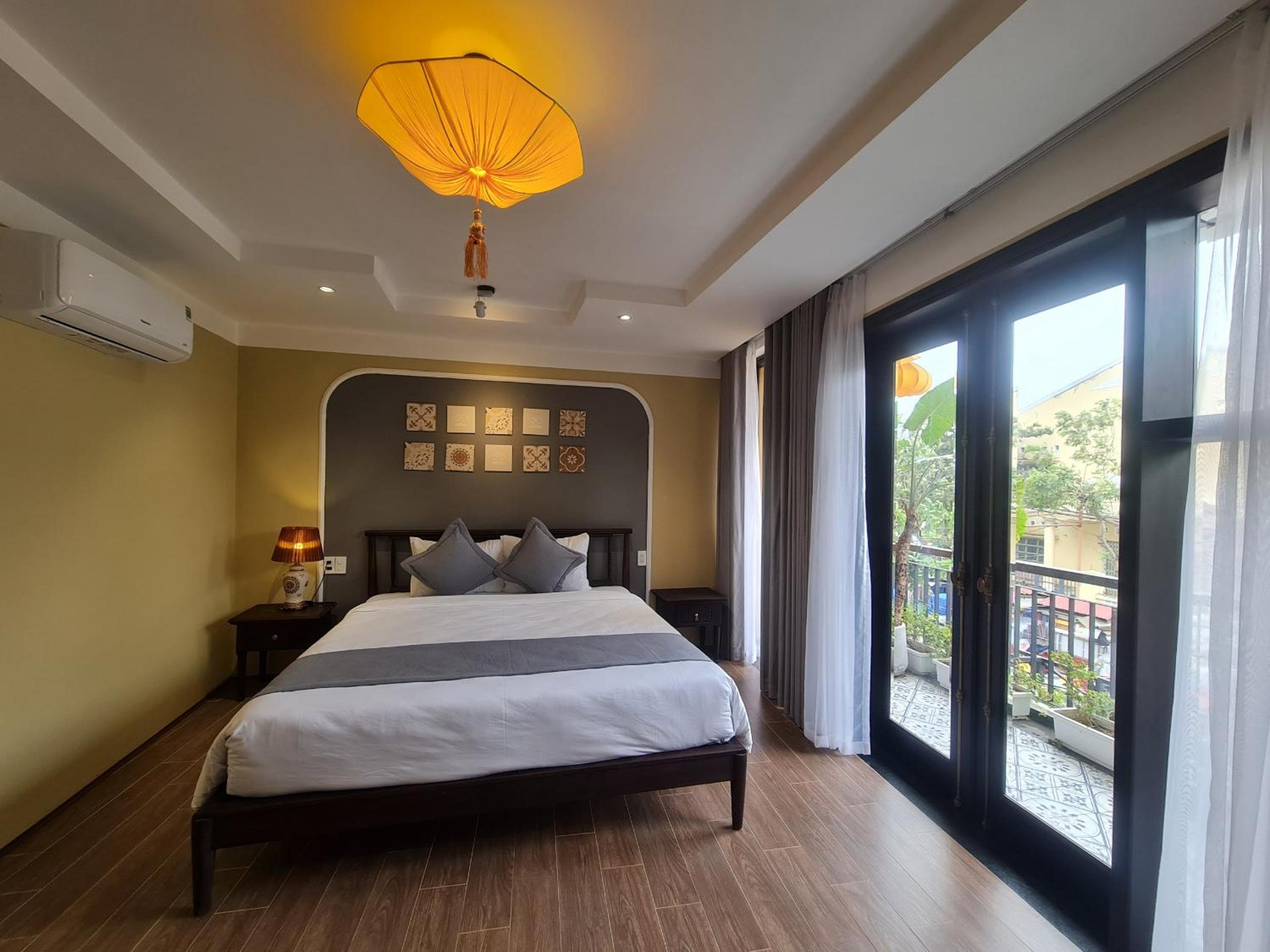 Deluxe Double Room with Balcony - Photo 11