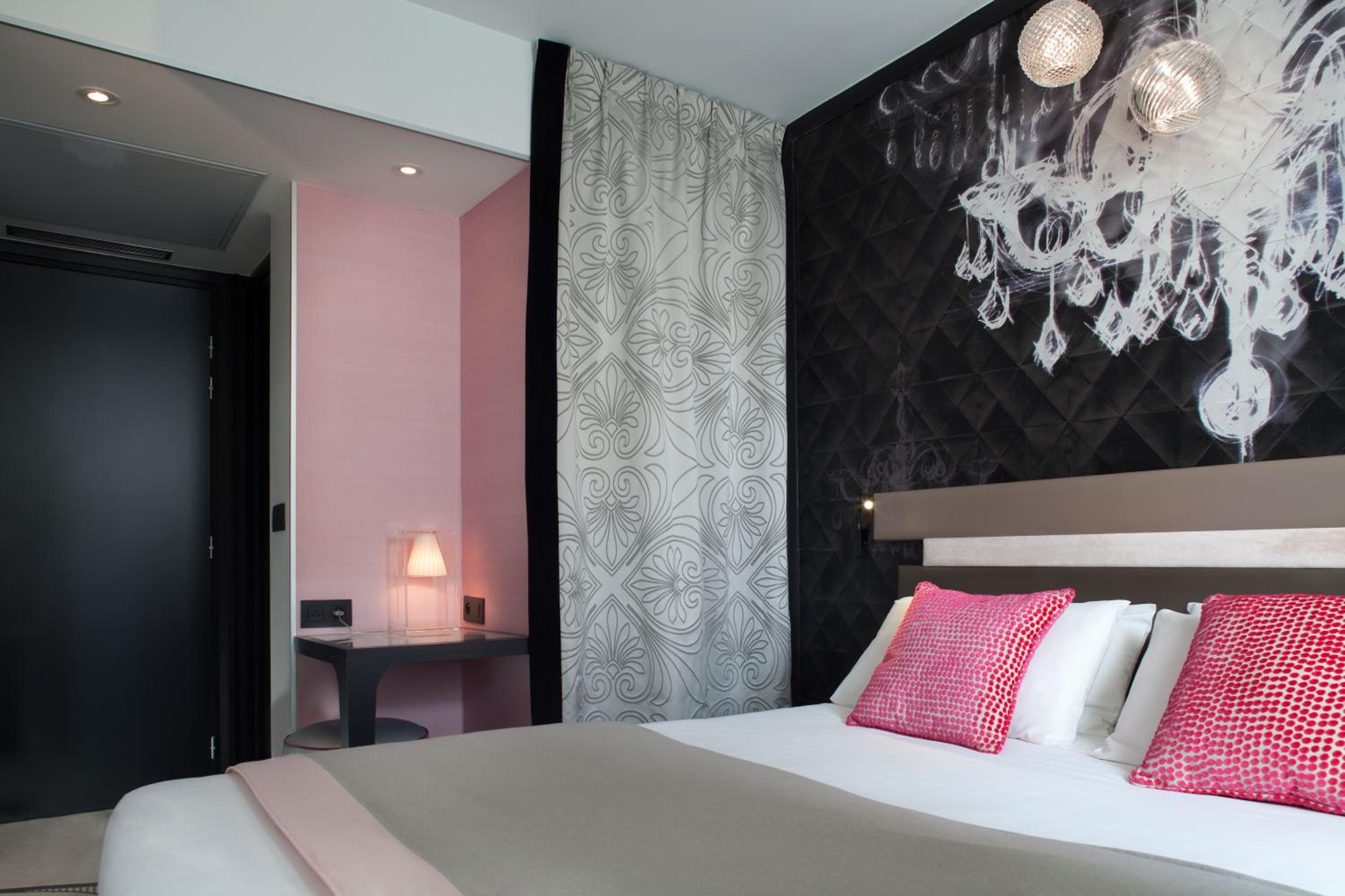 Hotel Yllen Eiffel bedroom photo