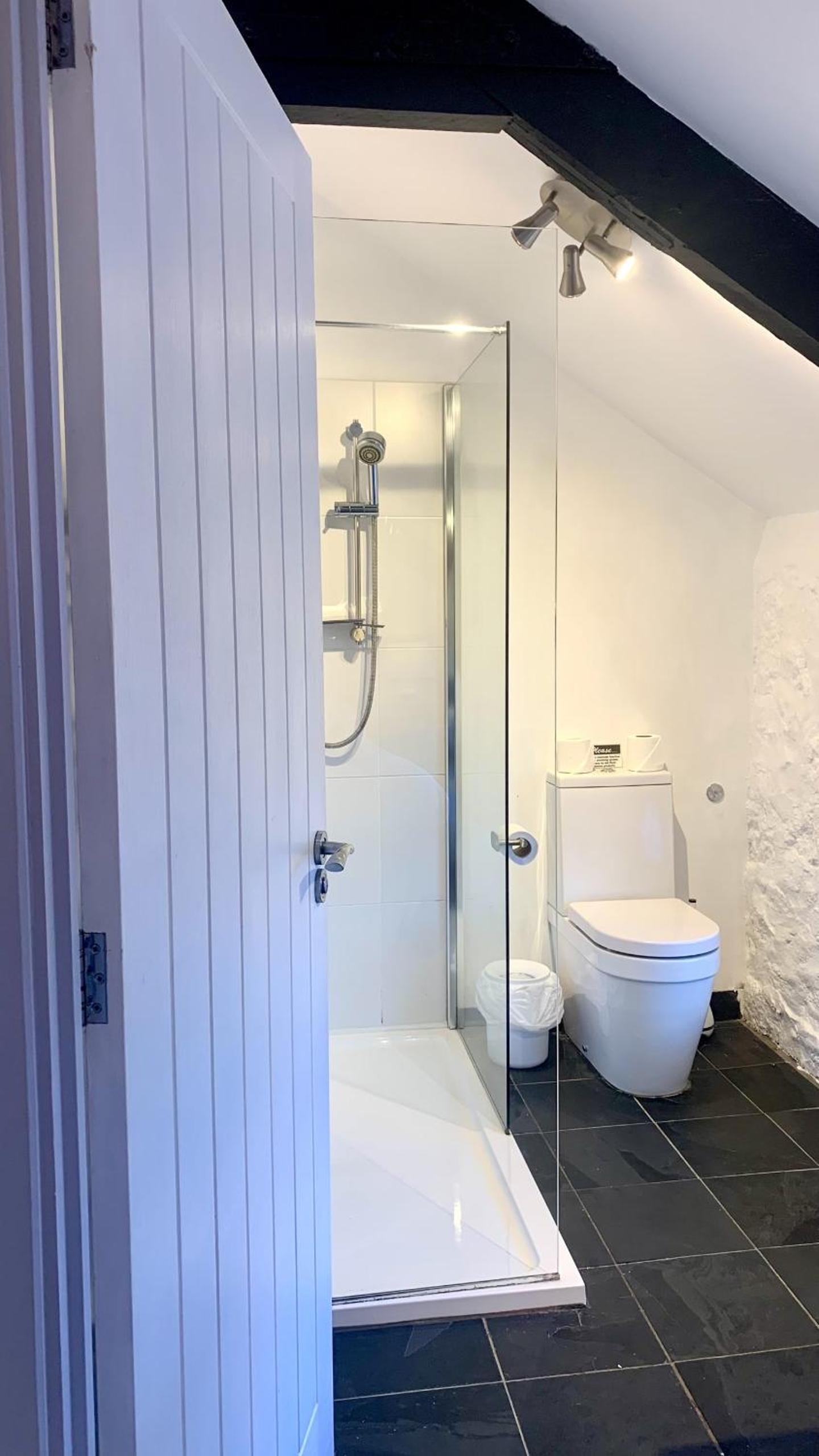 Double Room with Private Bathroom - Photo 4