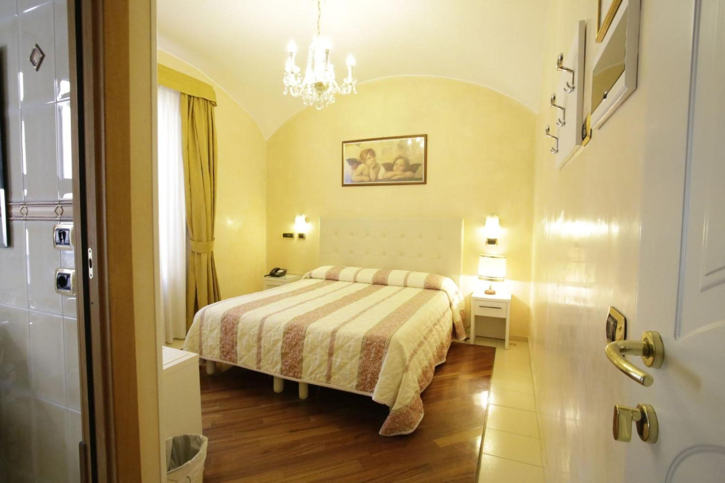 Double Room - Photo 16