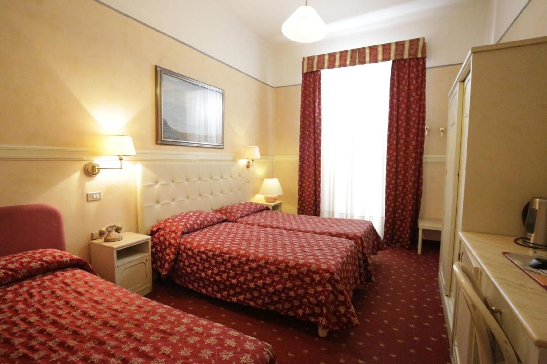 Triple Room - Photo 12