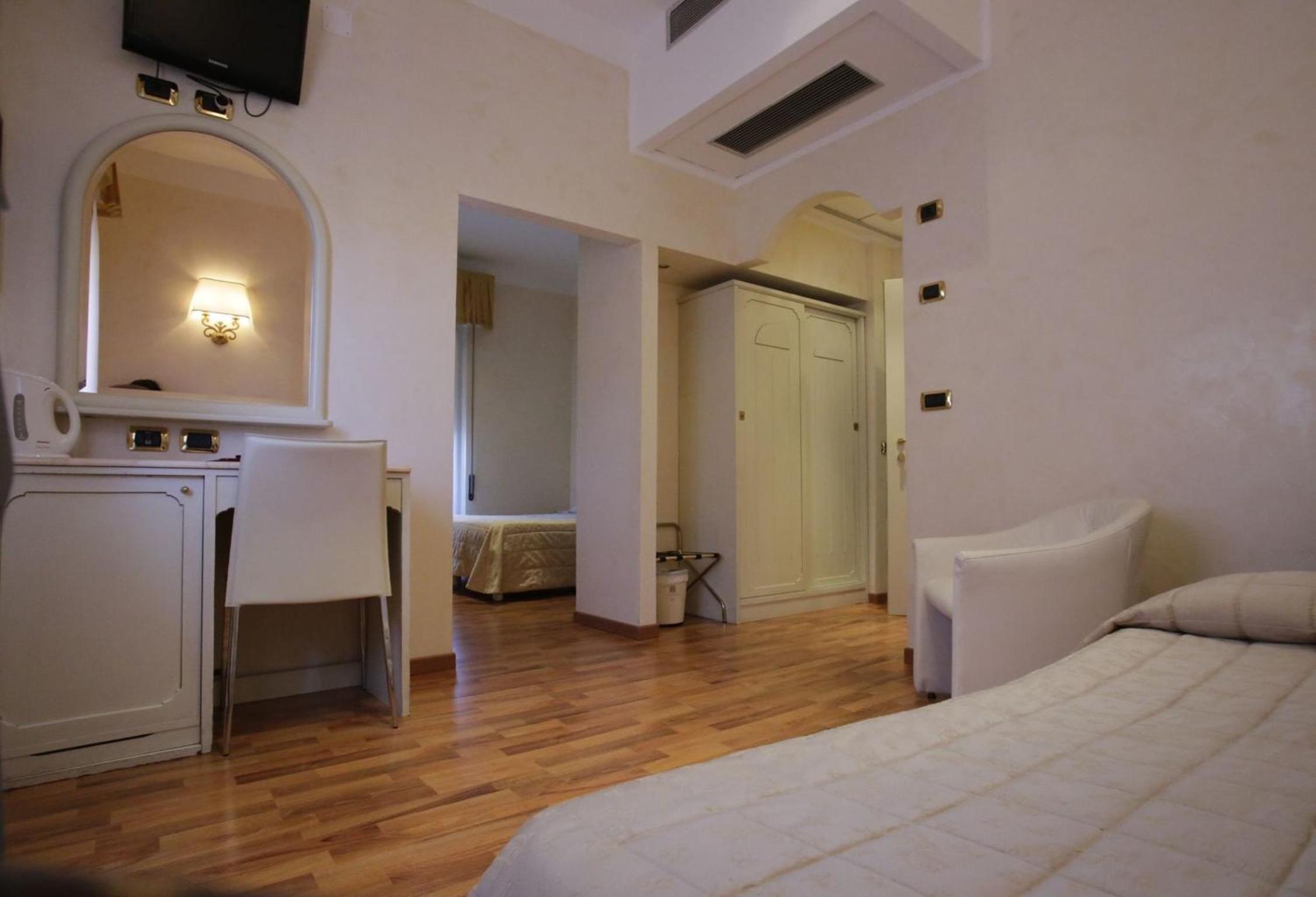 Double Room - Photo 10