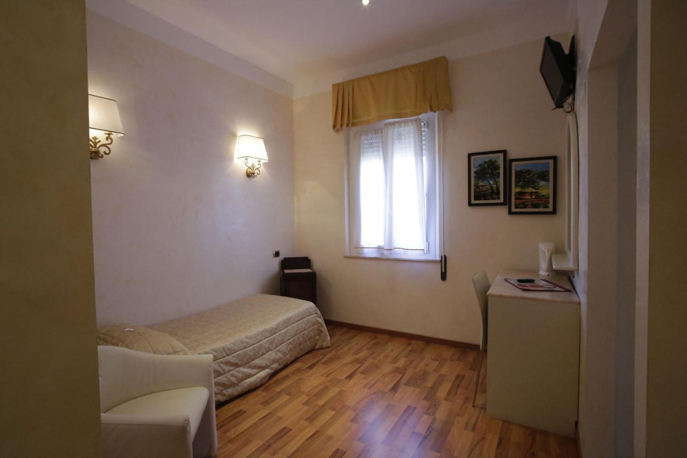 Triple Room - Photo 13