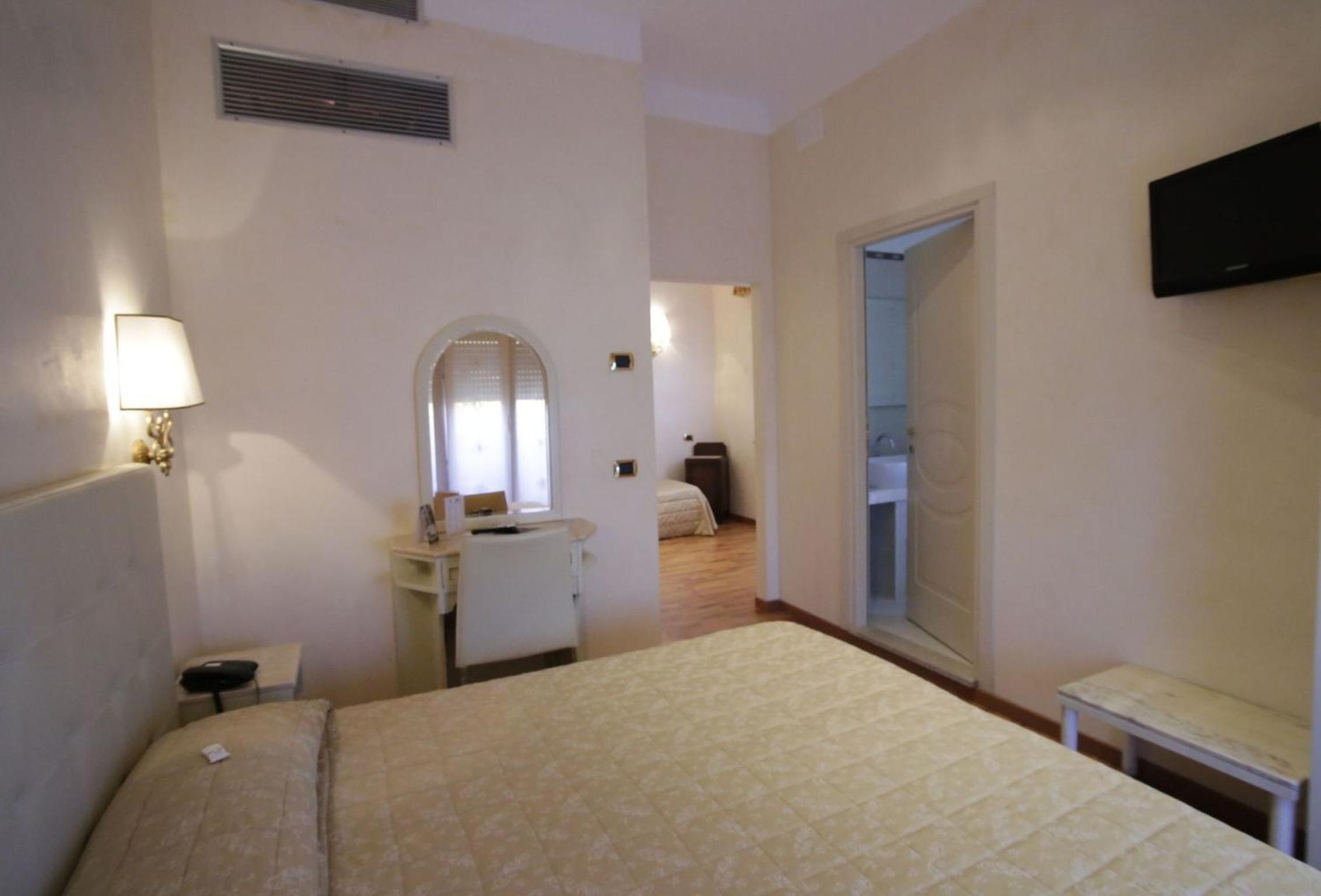Quadruple Room - Photo 10