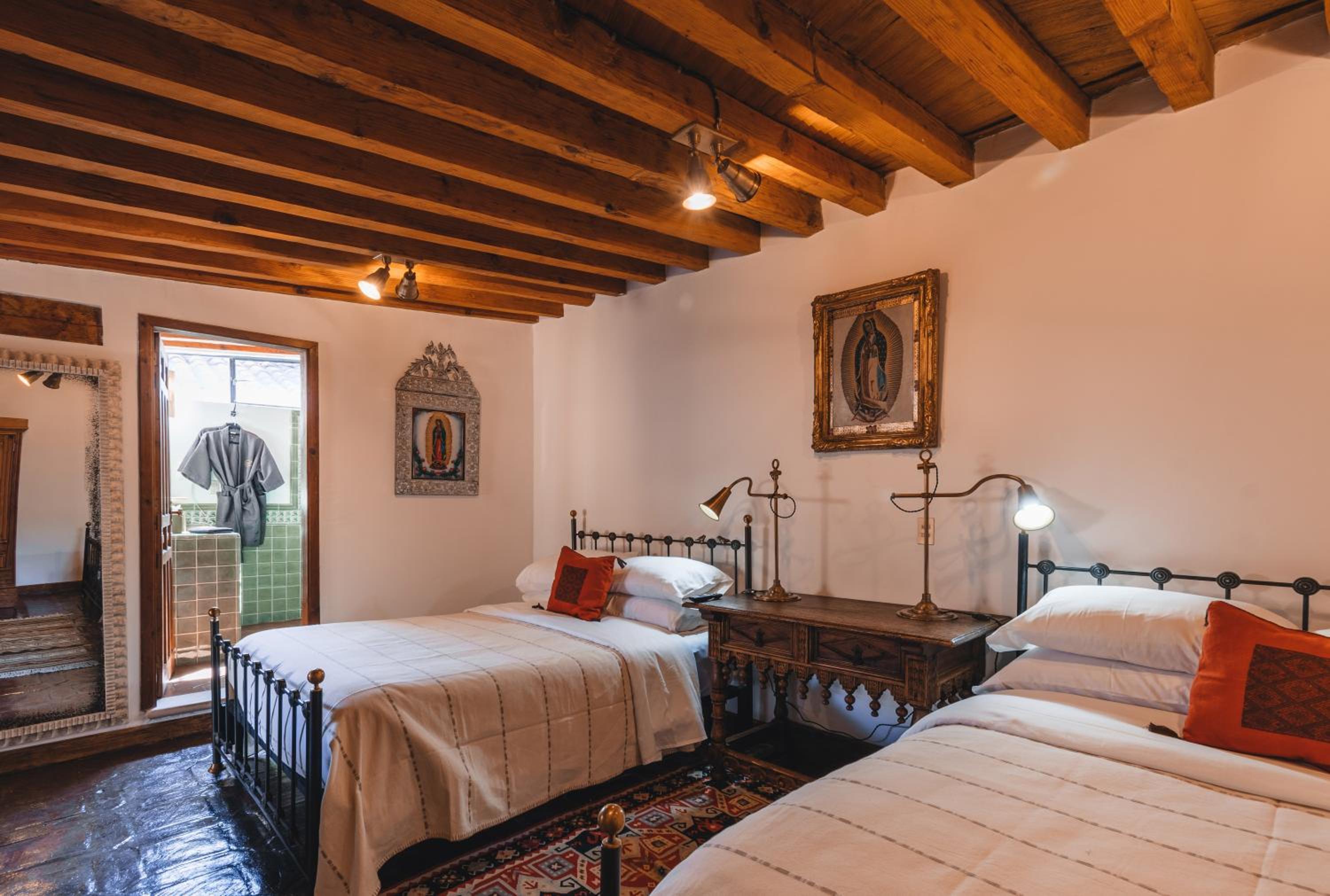 Deluxe Queen Room with Two Queen Beds - Photo 9