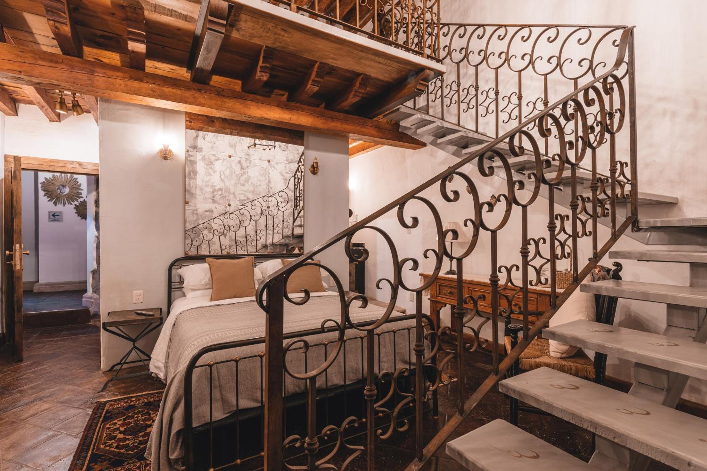 Deluxe Queen Room with Two Queen Beds - Photo 6