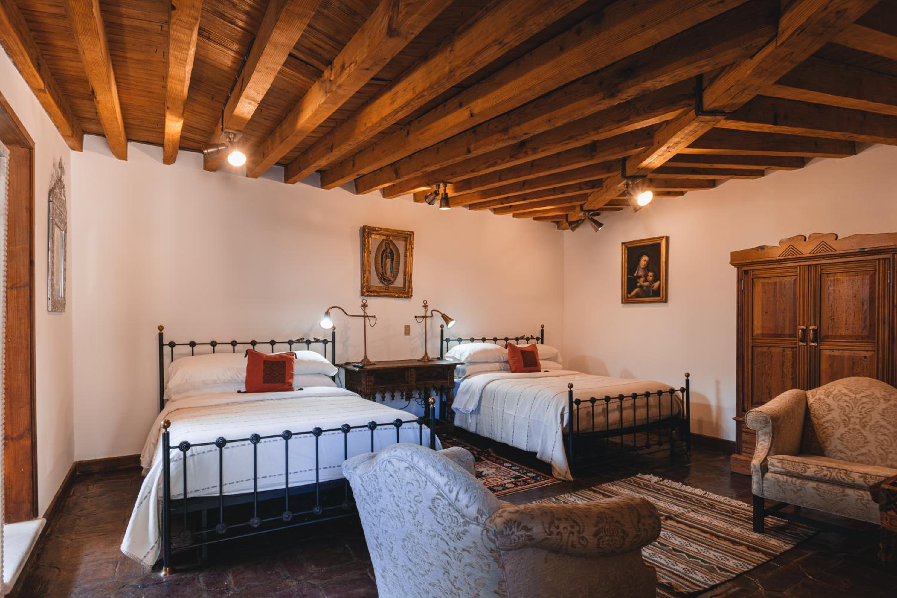 Deluxe Queen Room with Two Queen Beds - Photo 4