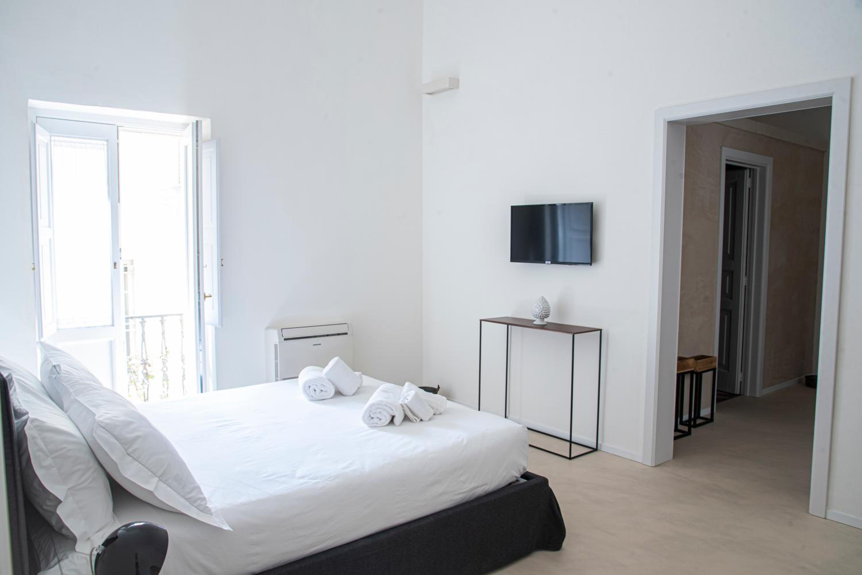 Deluxe King Room - Photo 2