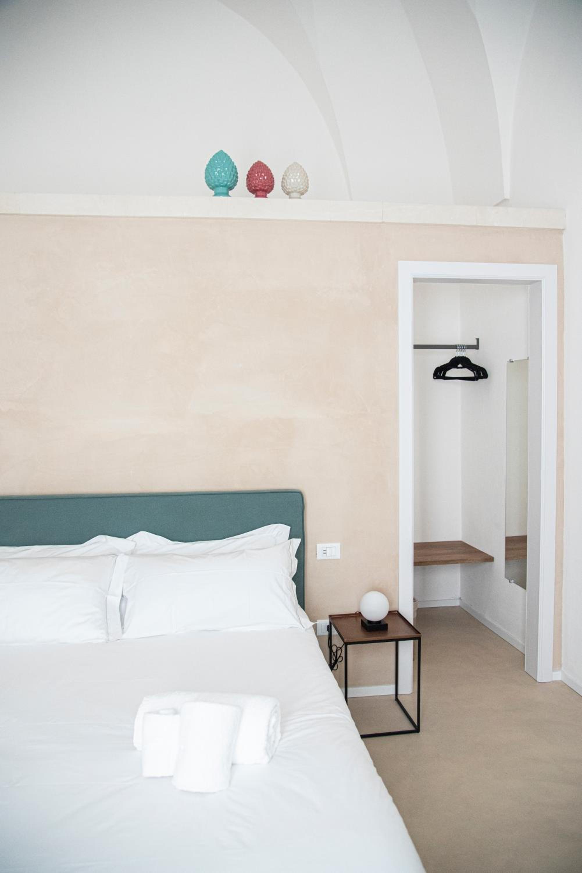 King Room with Balcony - Photo 16