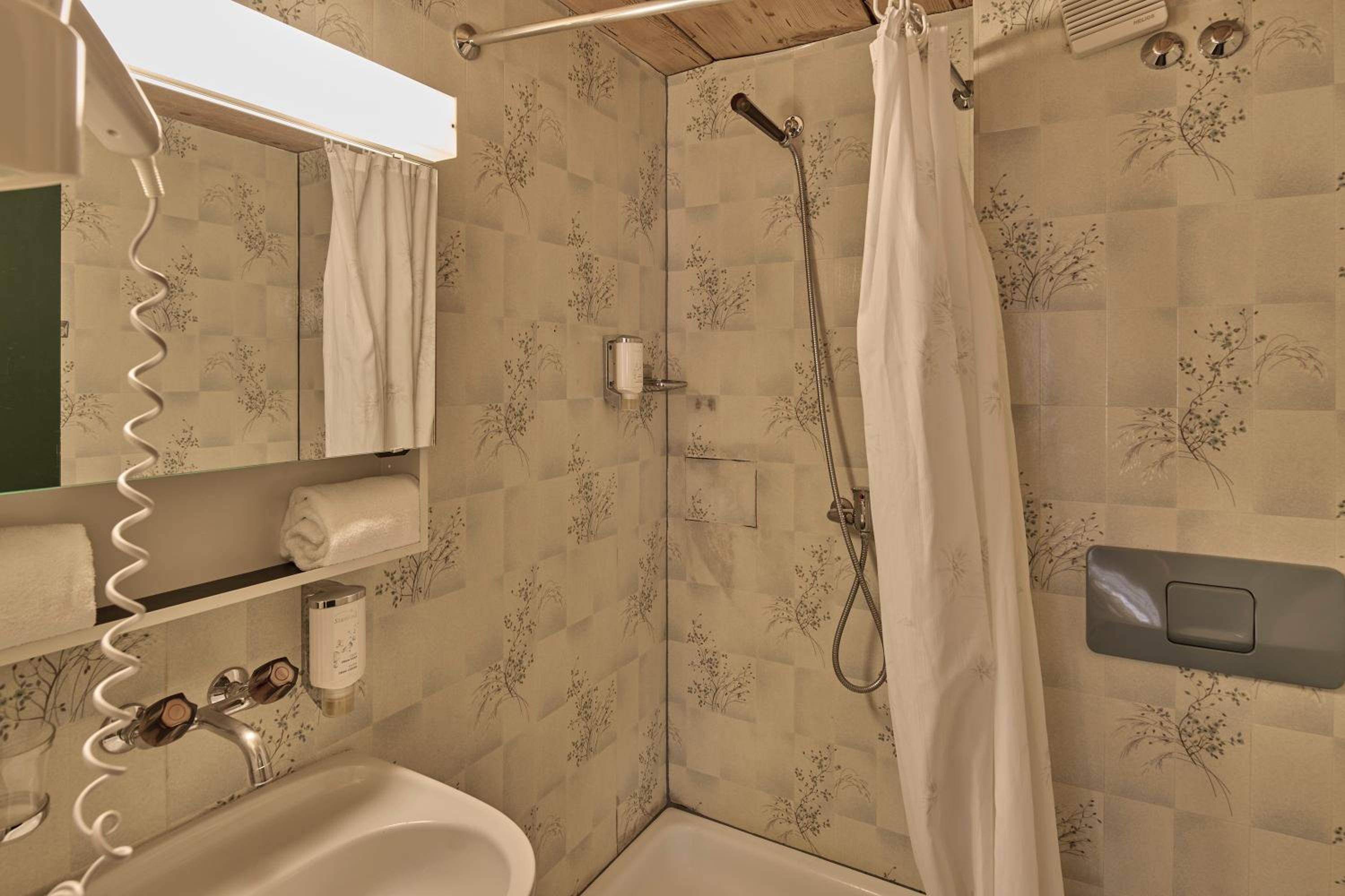 Standard Double or Twin Room - Photo 2