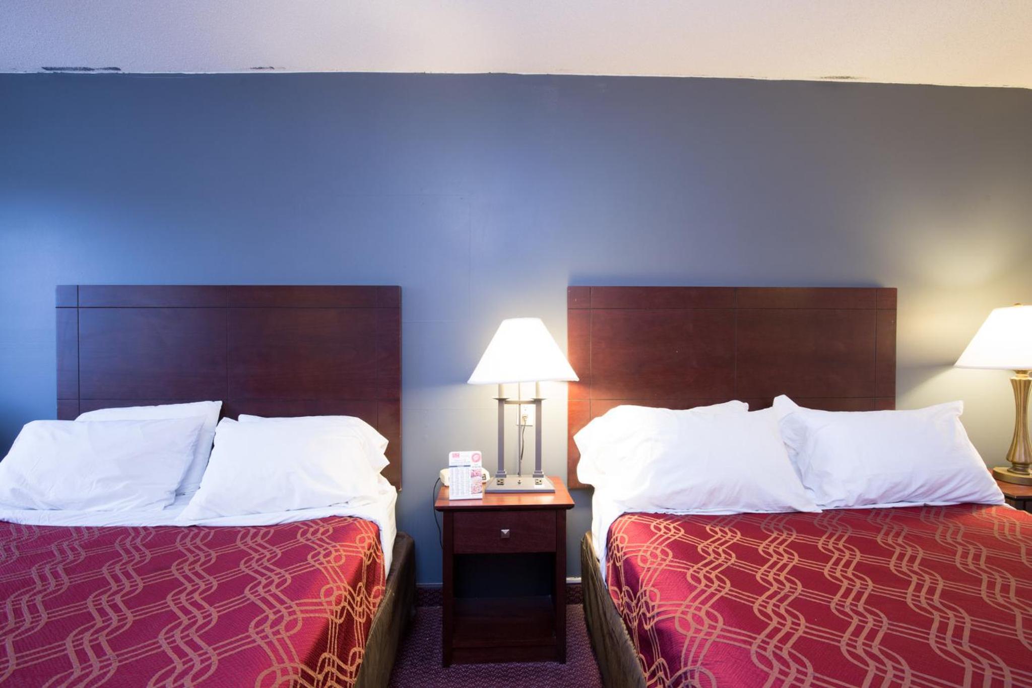 Queen Room with Two Queen Beds - Non-Smoking - Photo 4