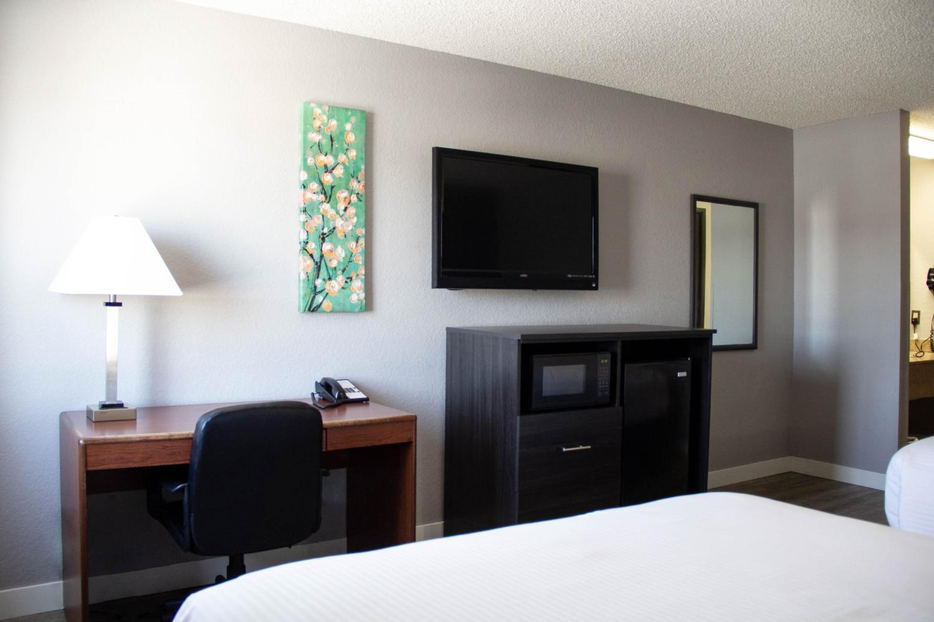Queen Room with Two Queen Beds - Non-Smoking - Photo 8