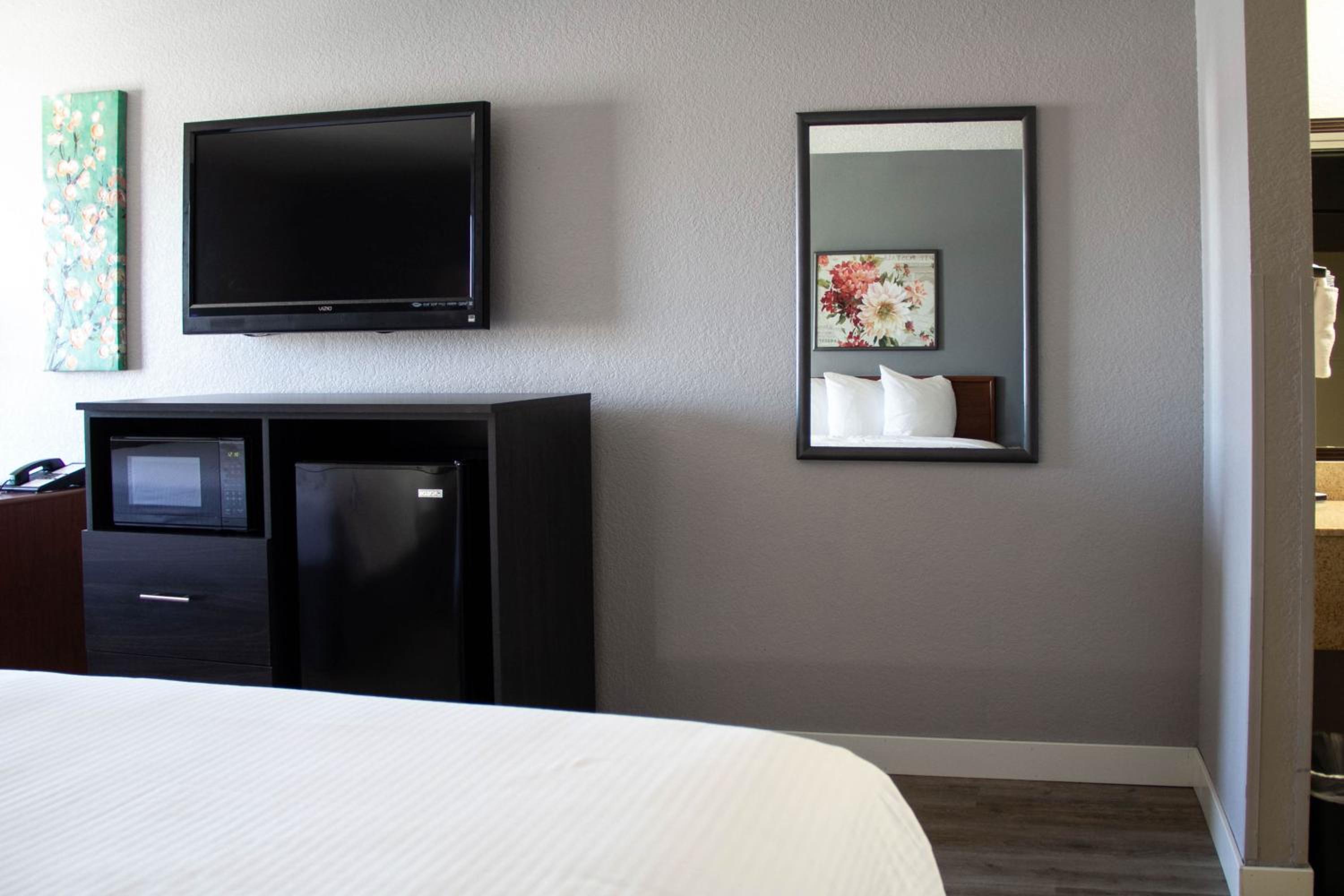 Queen Room with Two Queen Beds - Non-Smoking - Photo 6