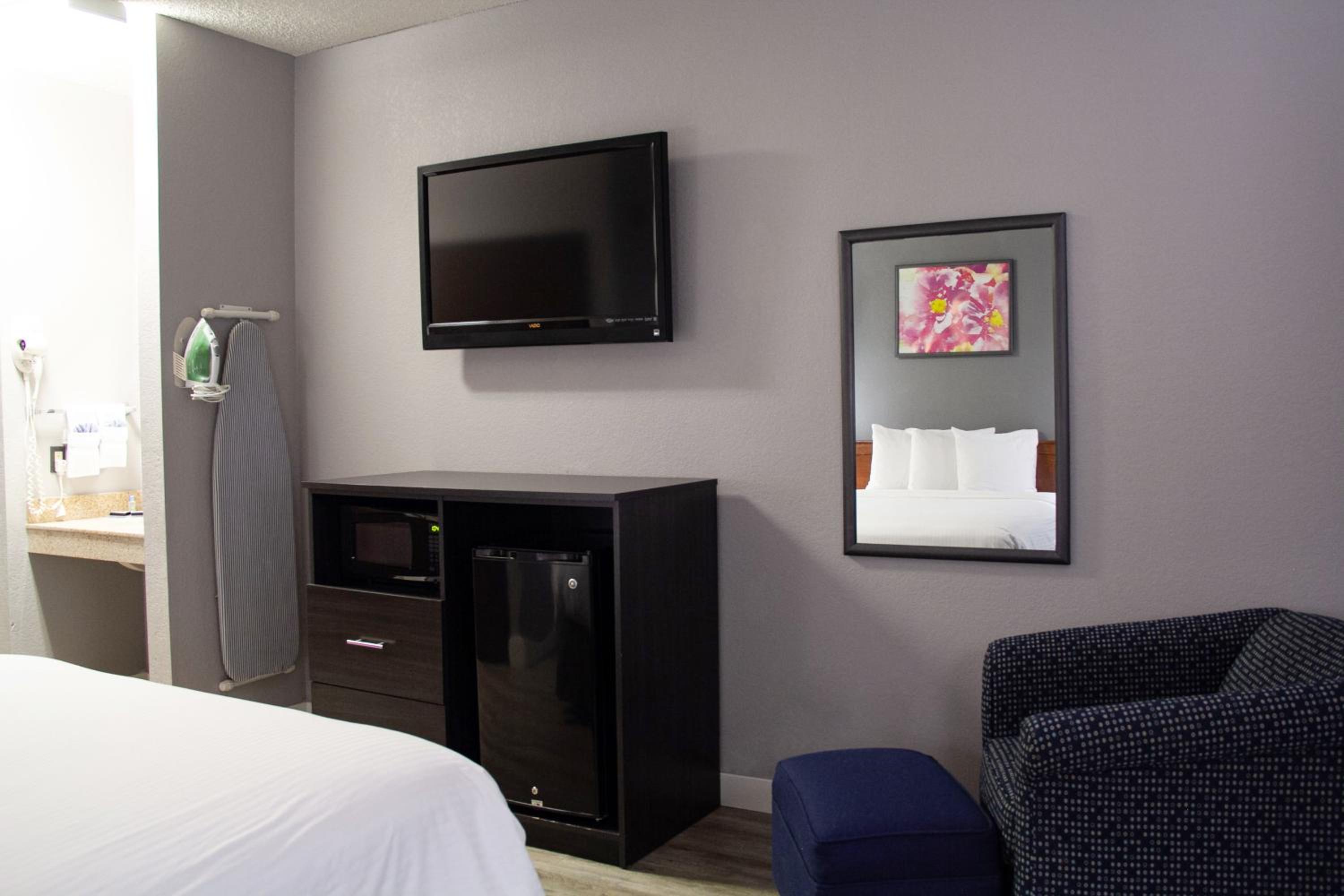 King Room - Non-Smoking - Photo 10