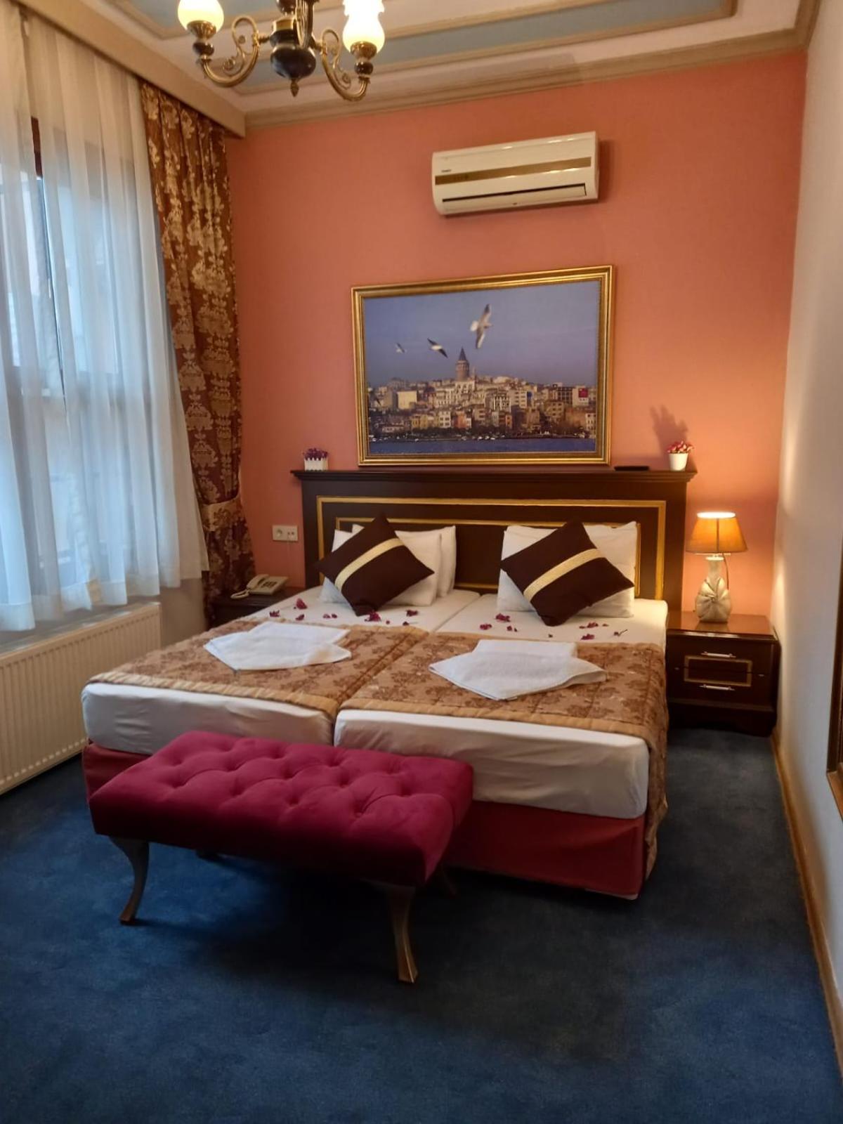 Twin Room with Private Bathroom photo 2