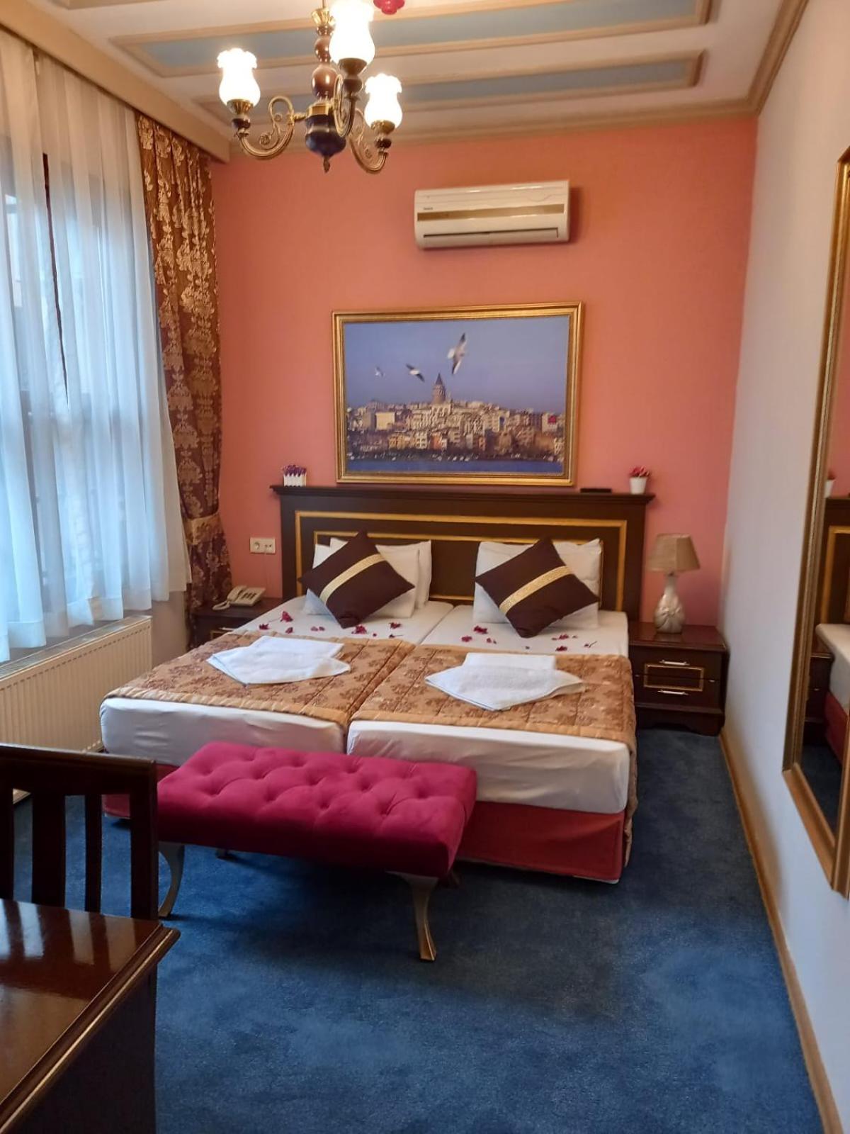 Twin Room with Private Bathroom photo 3