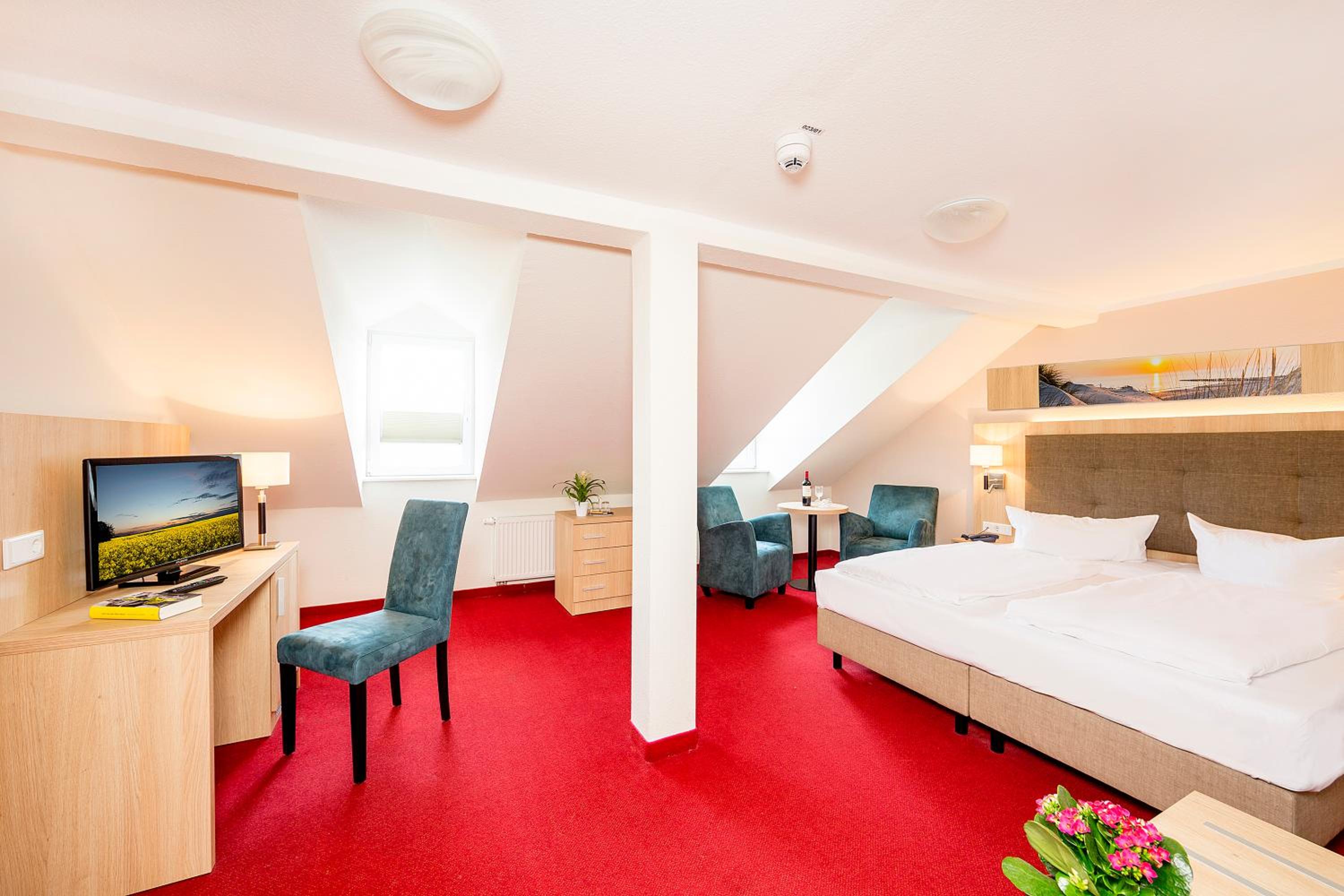 Standard Double Room thumbnail 5