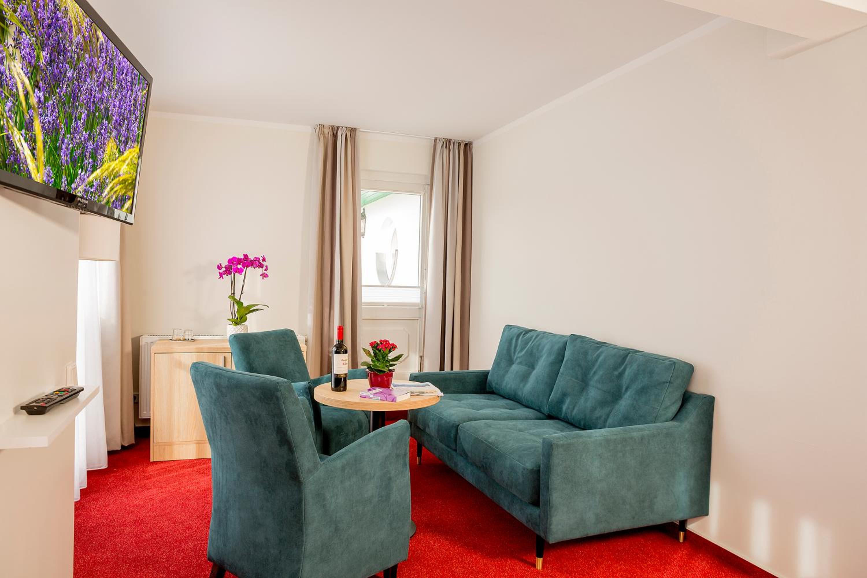 Suite with Balcony thumbnail 6