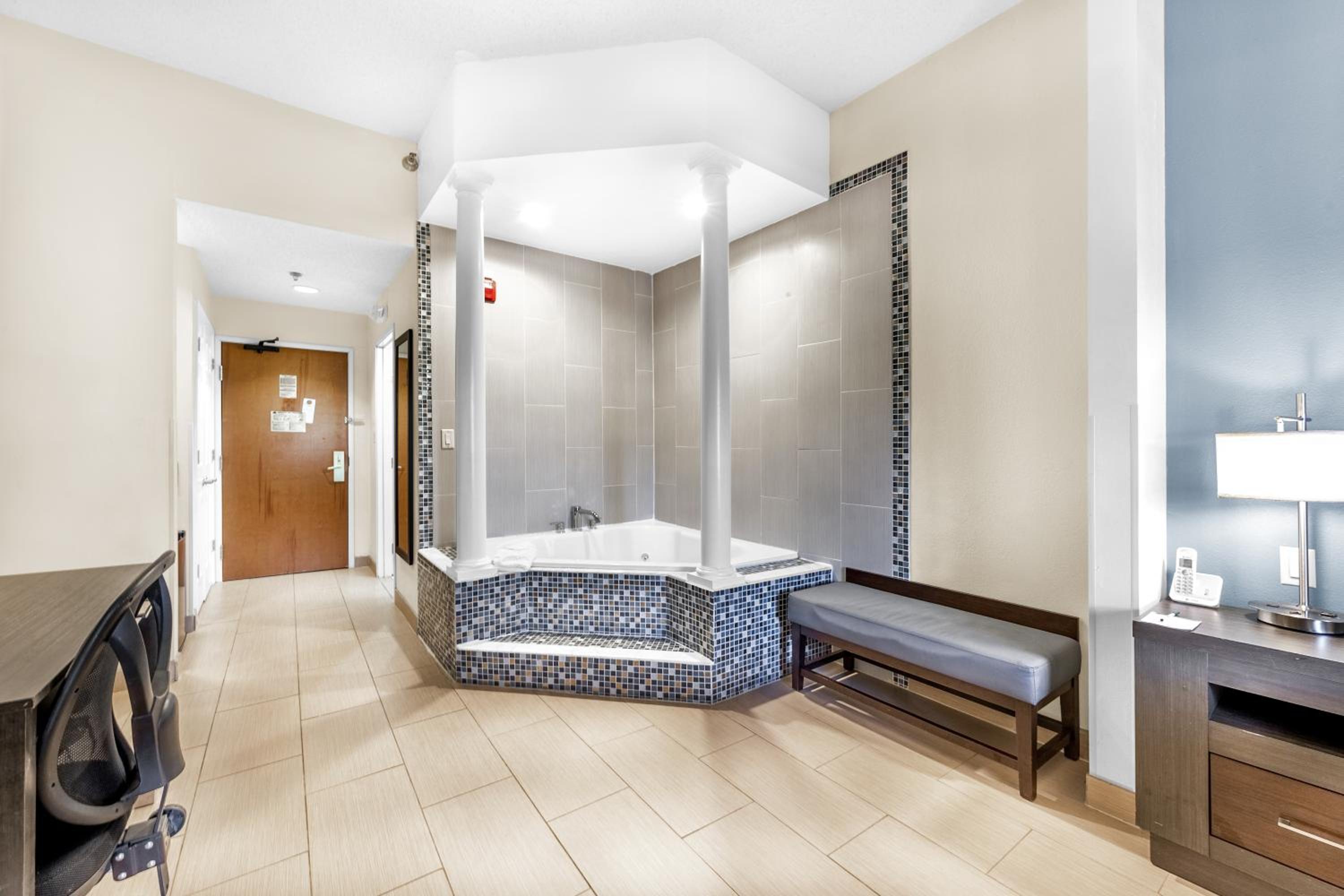 Superior Studio Suite with 1 King Bed, Non-Smoking - Photo 2