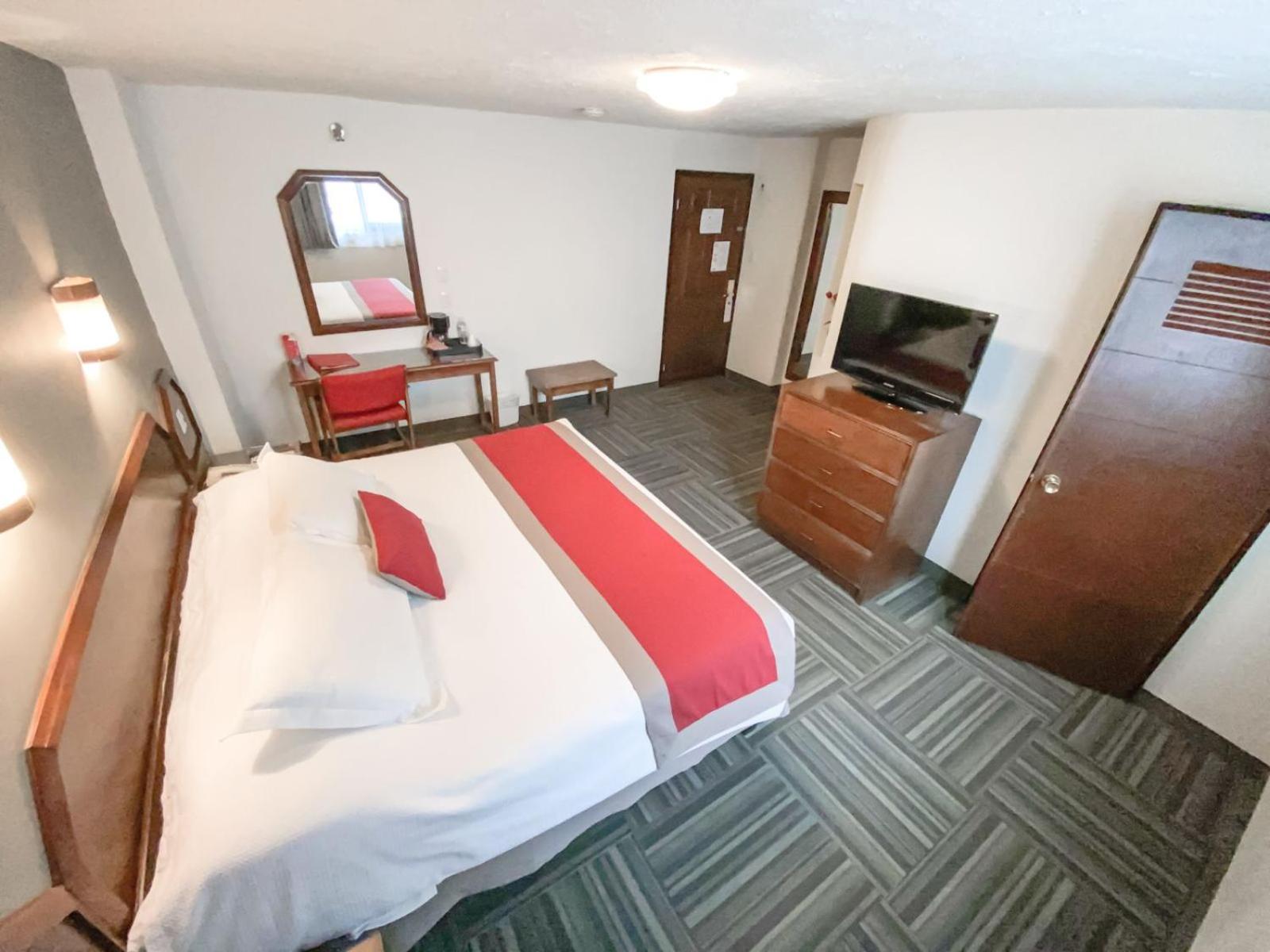 King Room - Non-Smoking - Photo 4