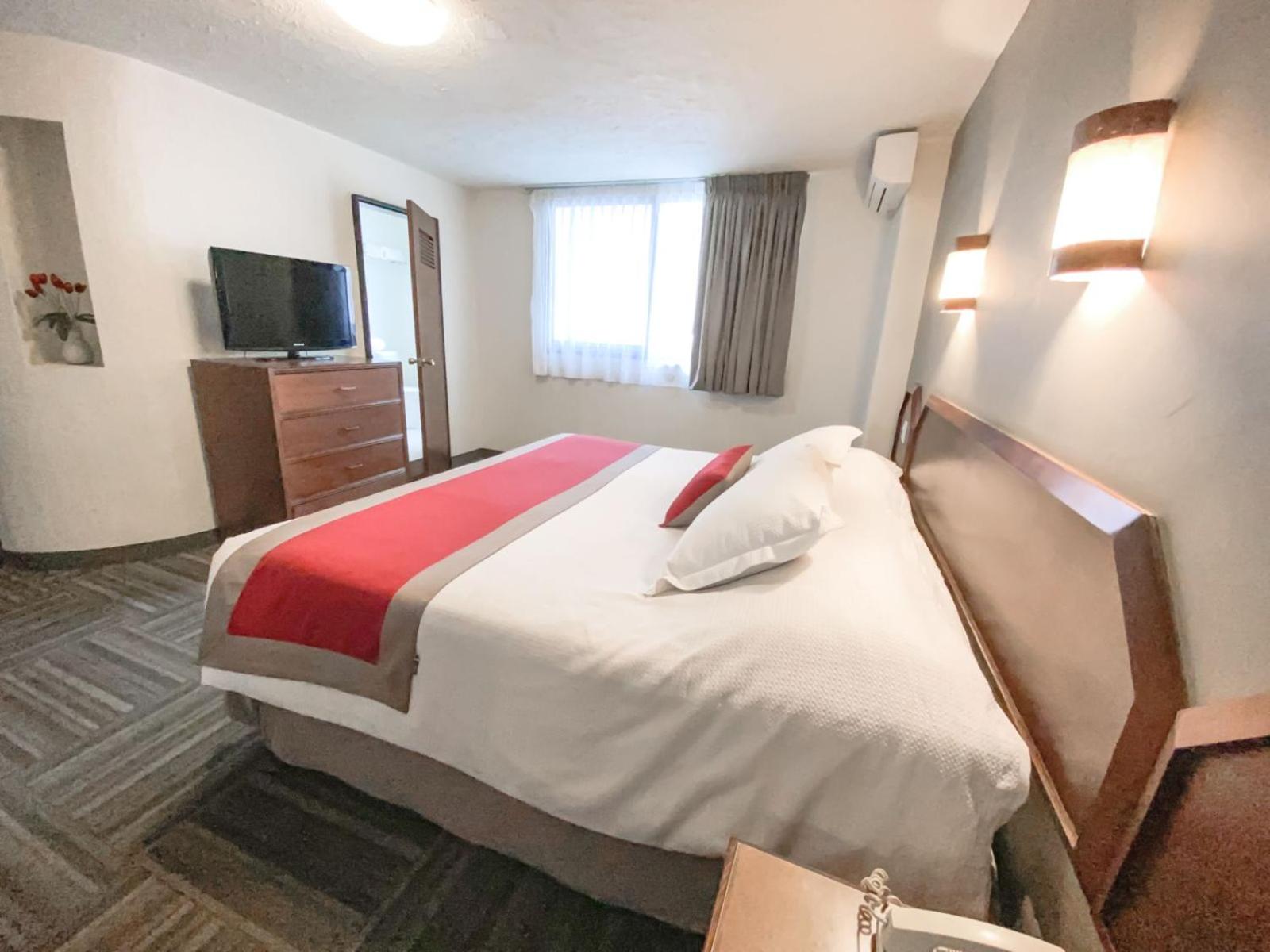 King Room - Non-Smoking - Photo 5