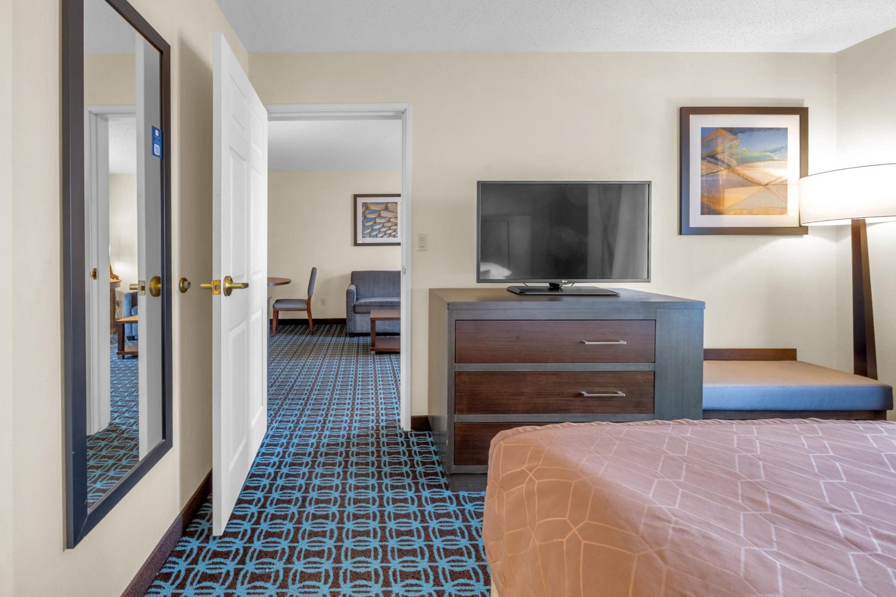 1 King, One Bedroom, Studio Suite, Non-Smoking - Photo 6