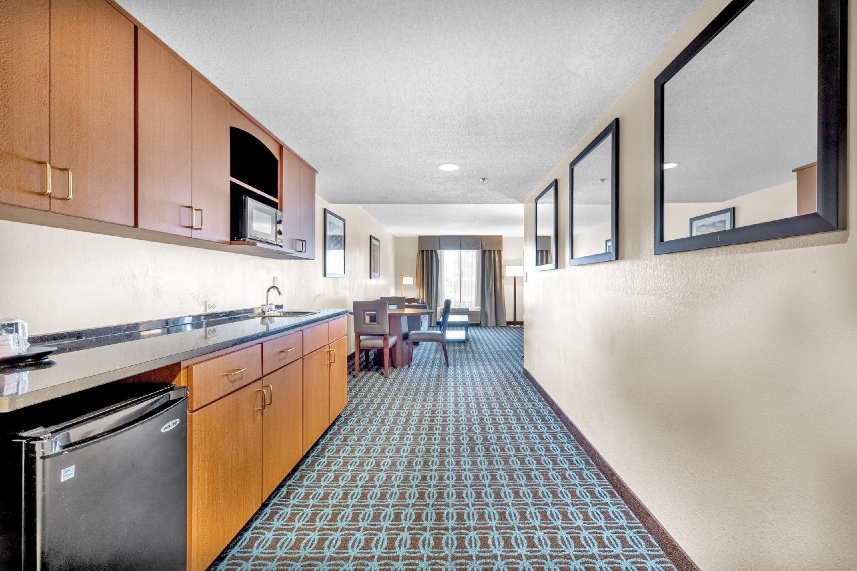 1 King, One Bedroom, Studio Suite, Non-Smoking - Photo 2