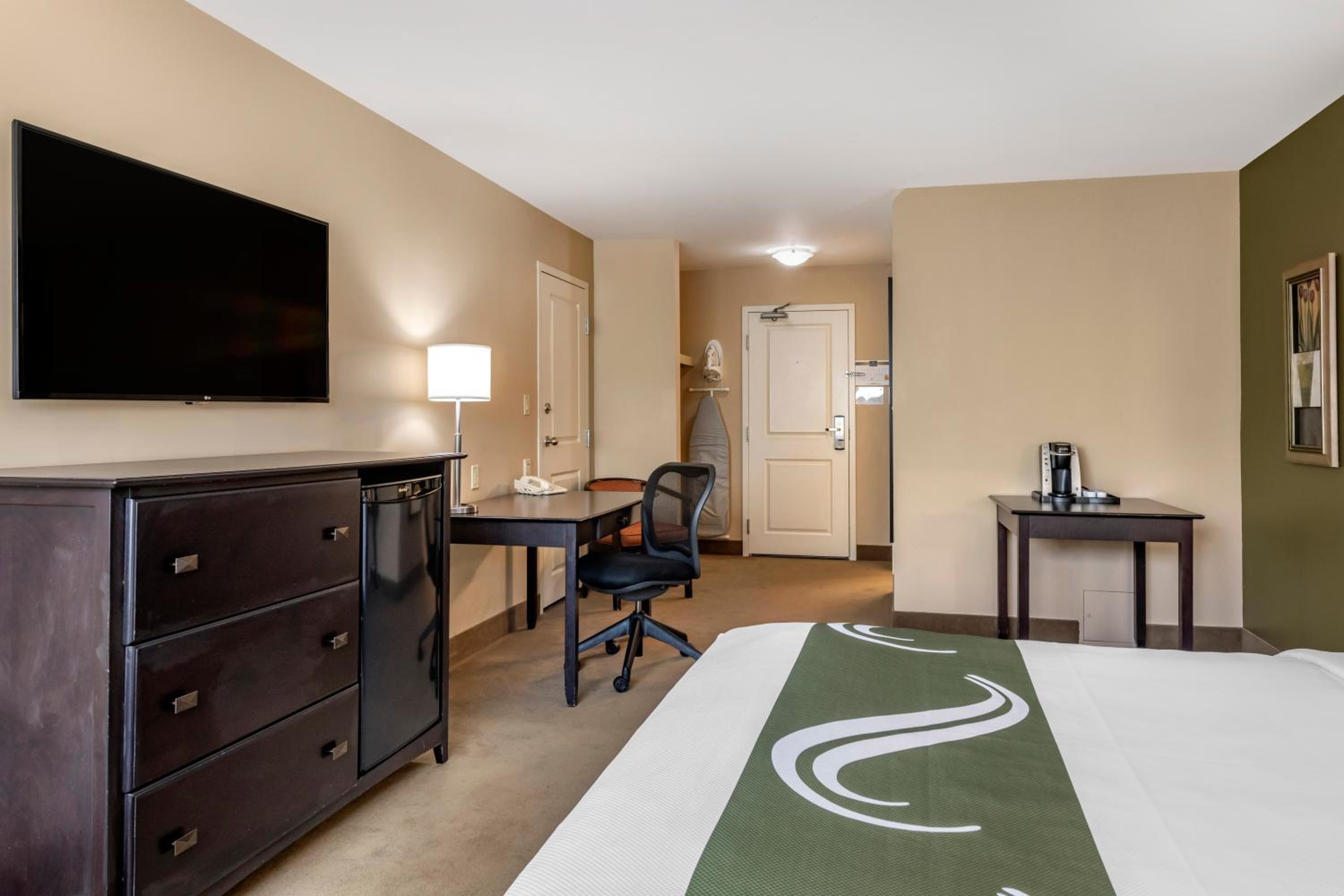 Family Suite - Non-Smoking - Photo 1