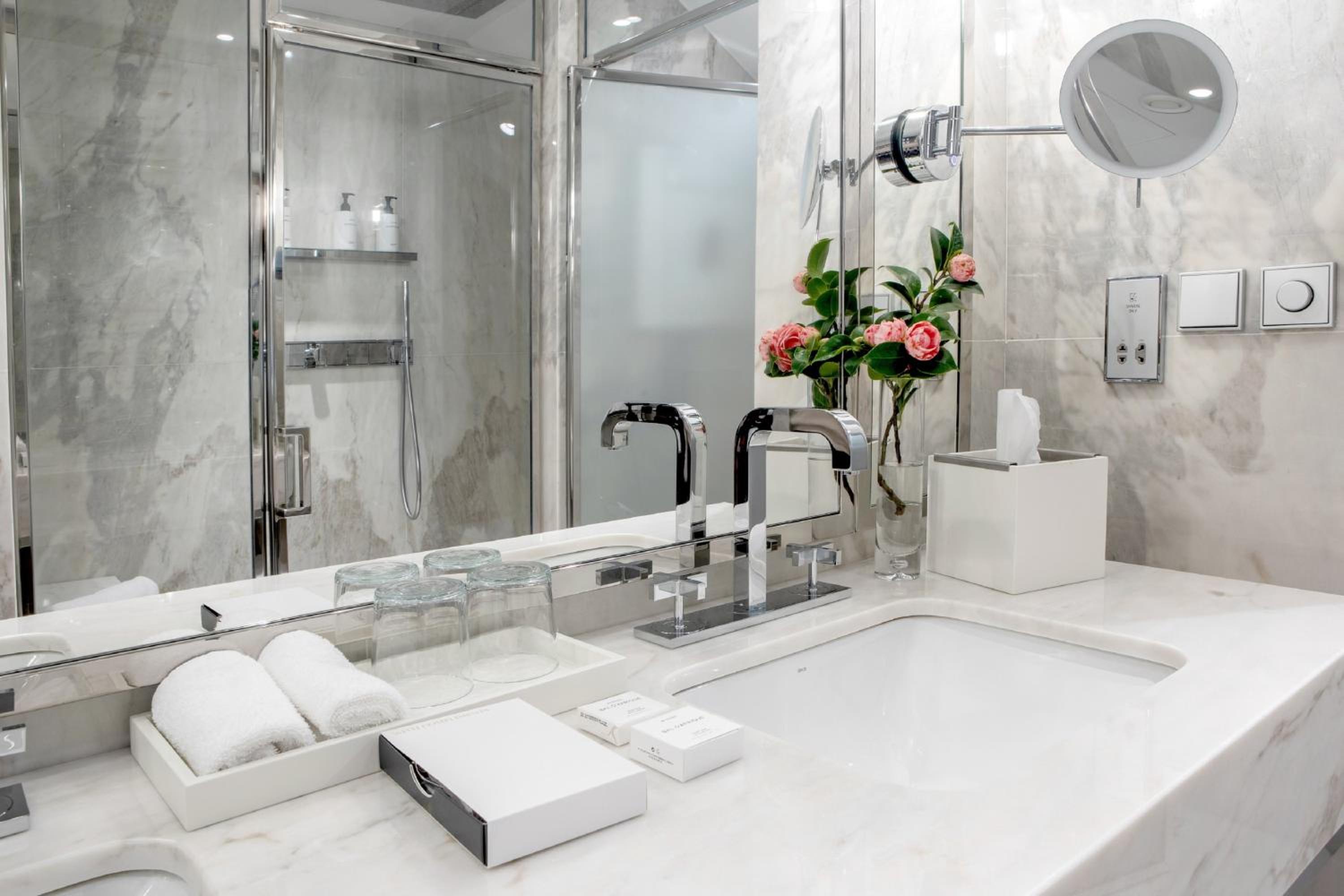 One-Bedroom Suite - Photo 2