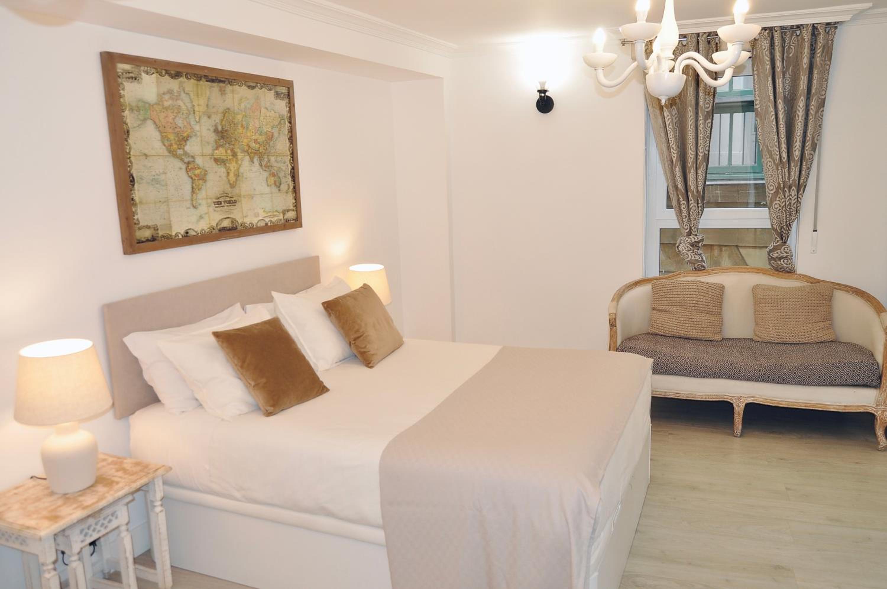 Deluxe King Suite - Photo 9