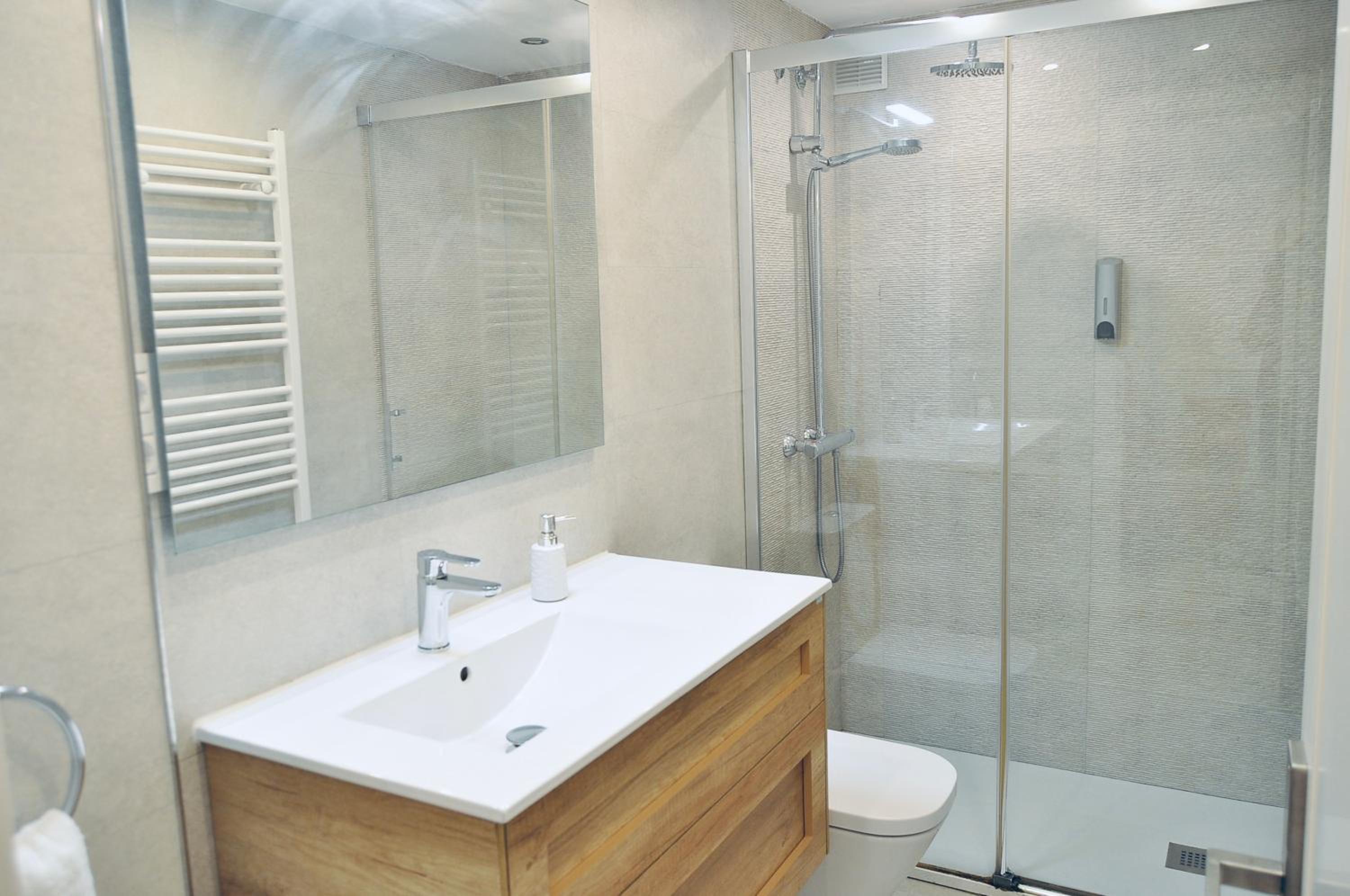 Deluxe King Suite - Photo 10