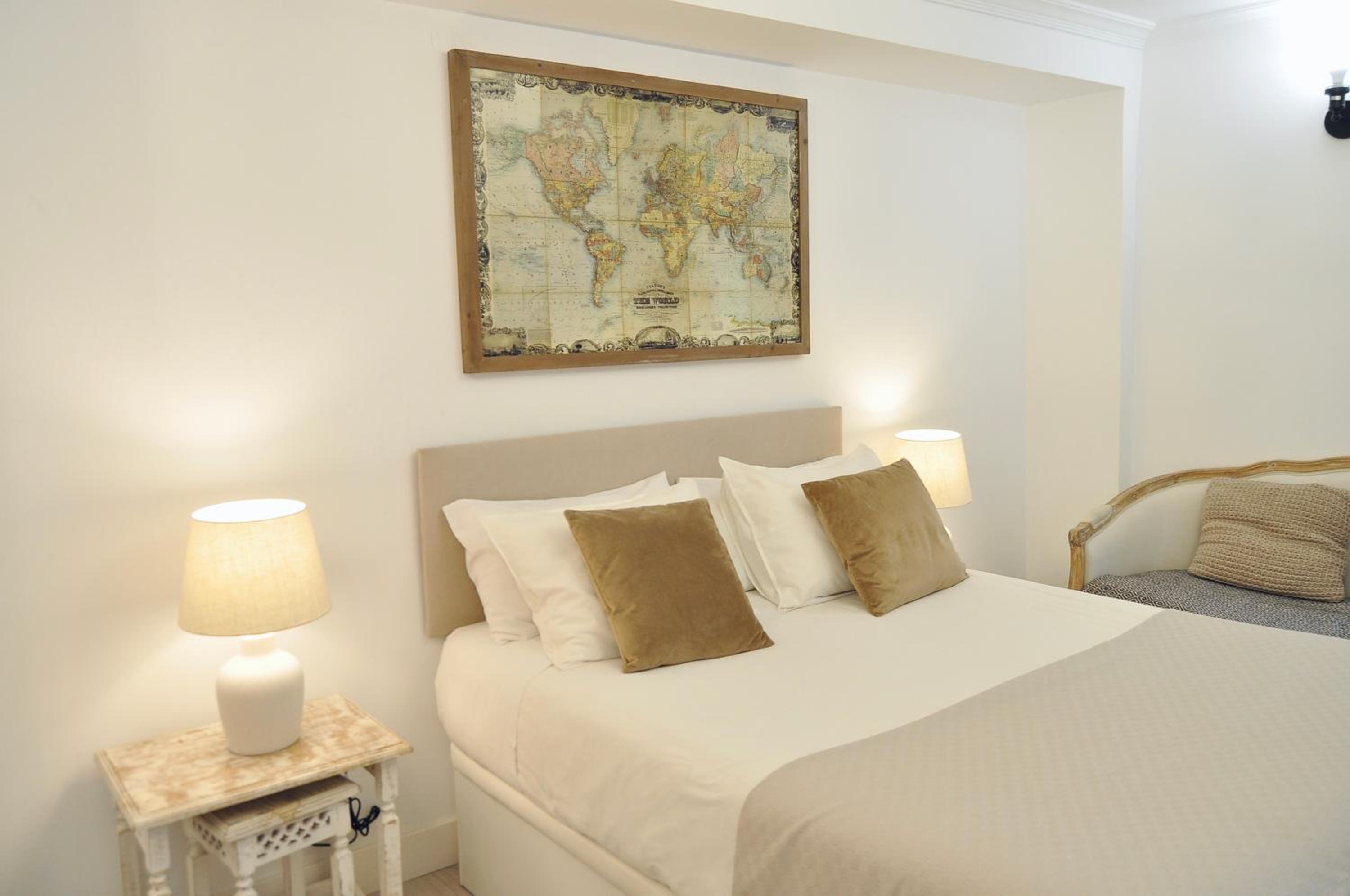Deluxe King Suite - Photo 13