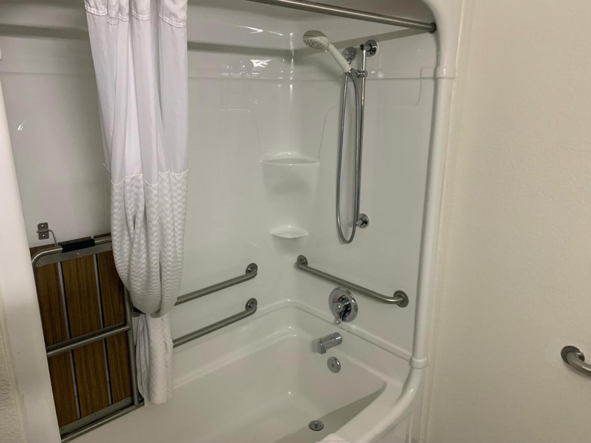 Queen Room with Tub - Non Smoking - Photo 4
