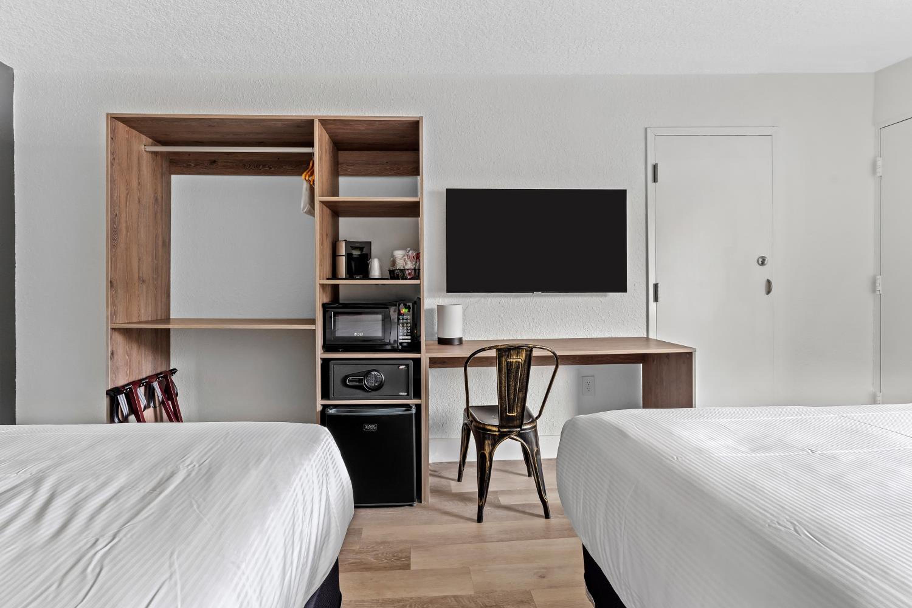 Queen Room with Two Queen Beds - Photo 3