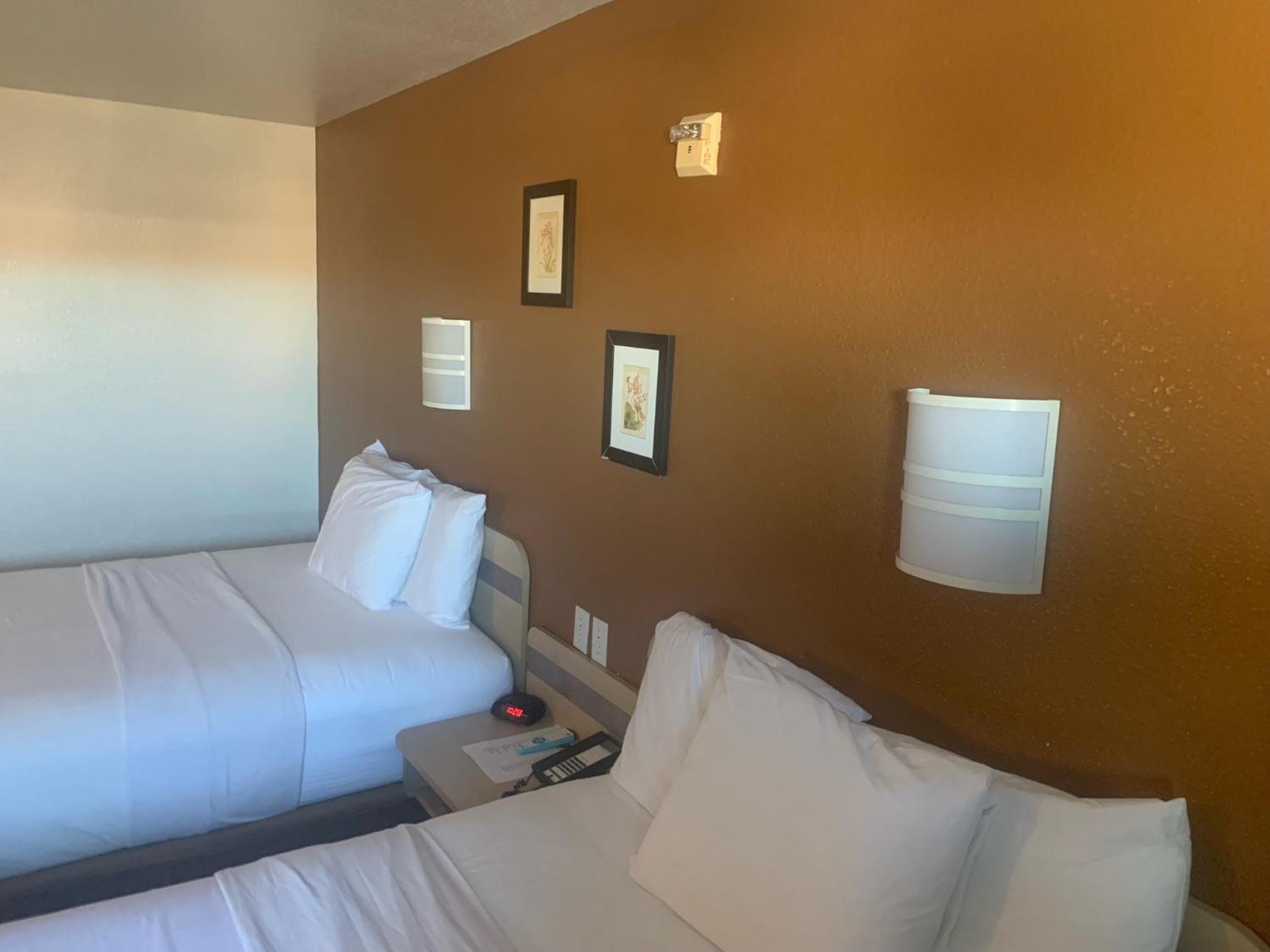 Queen Room with Tub - Non Smoking - Photo 3