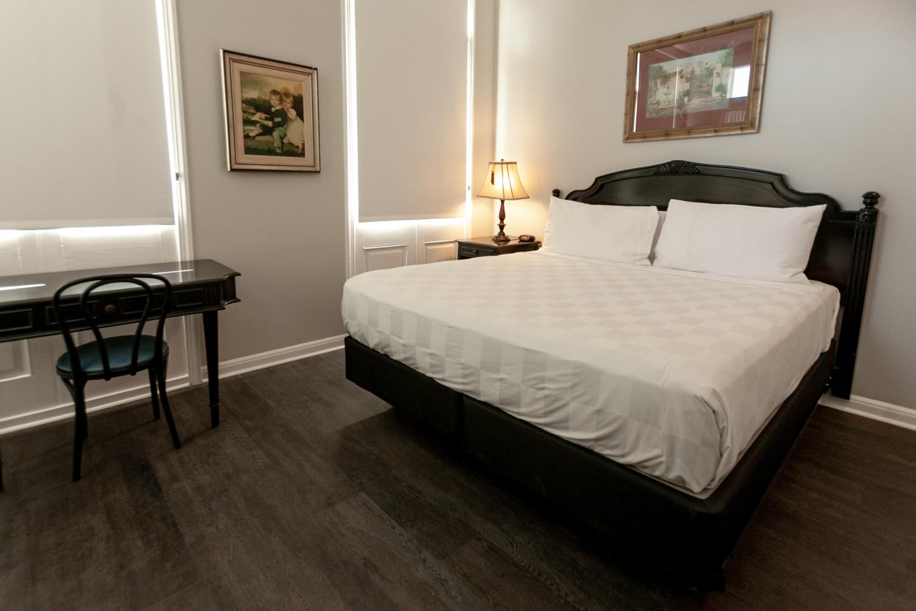 King Room with Balcony - Photo 3