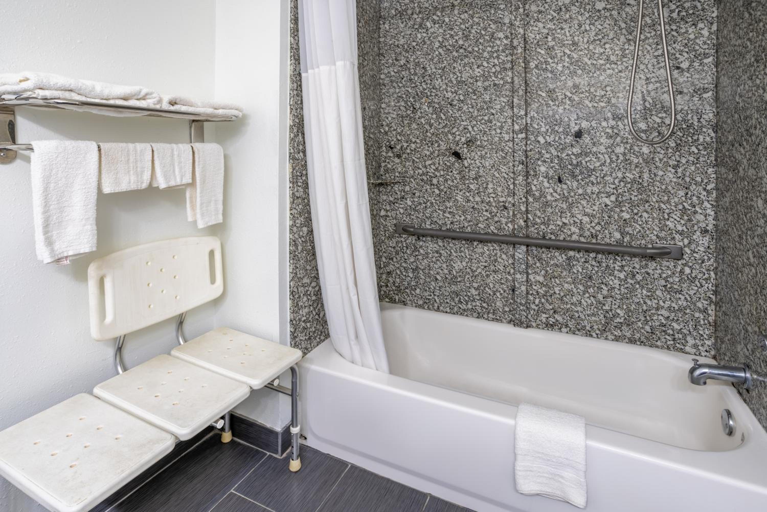 Queen Room - Disability Access/Non-Smoking - Photo 5