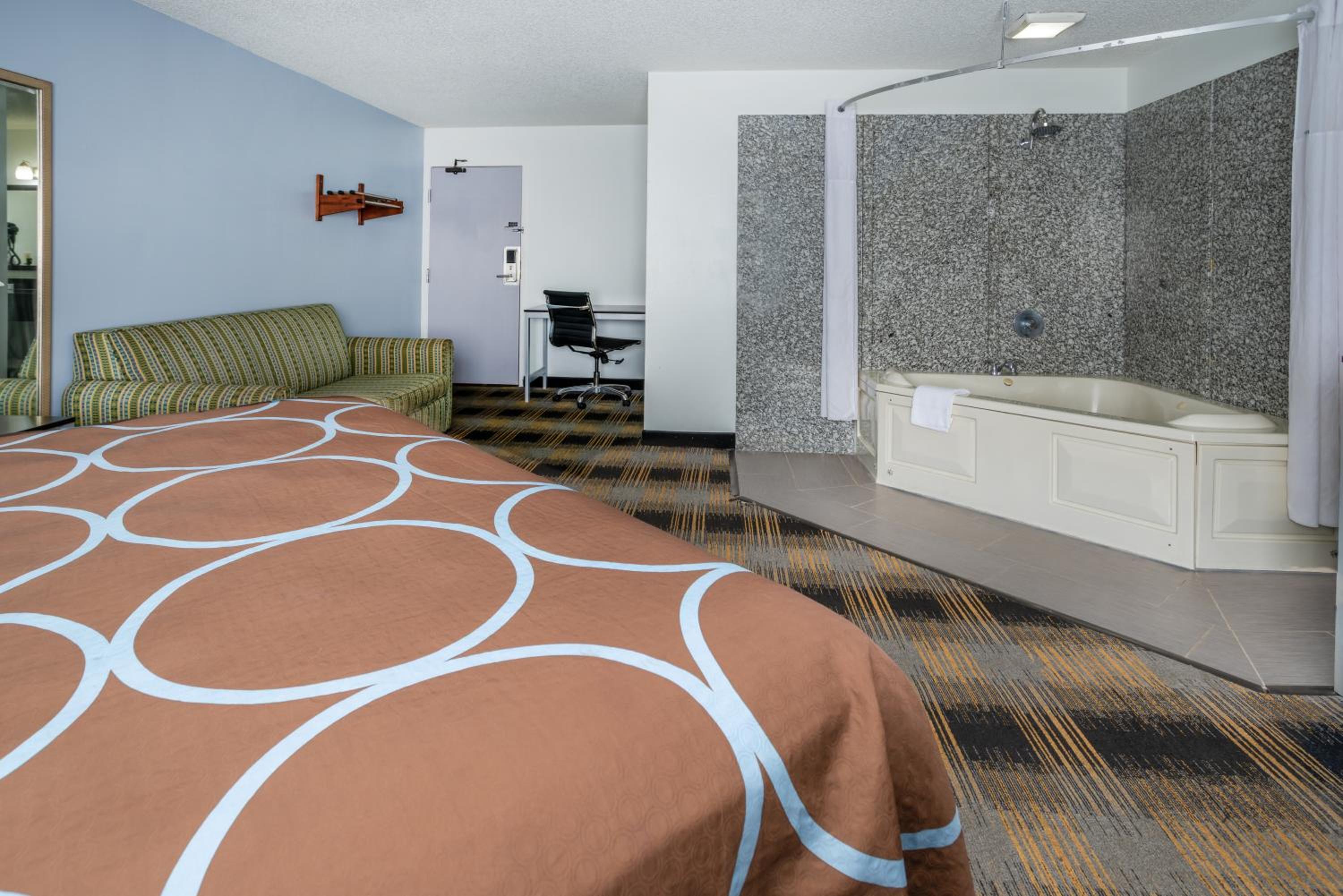 Deluxe King Suite - Non-Smoking - Photo 3