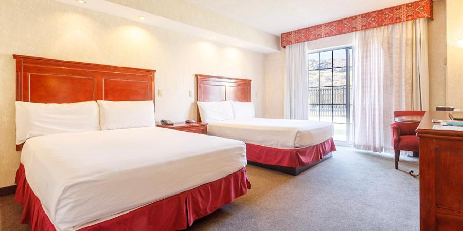 Pool 2 Queen Beds Non Smoking