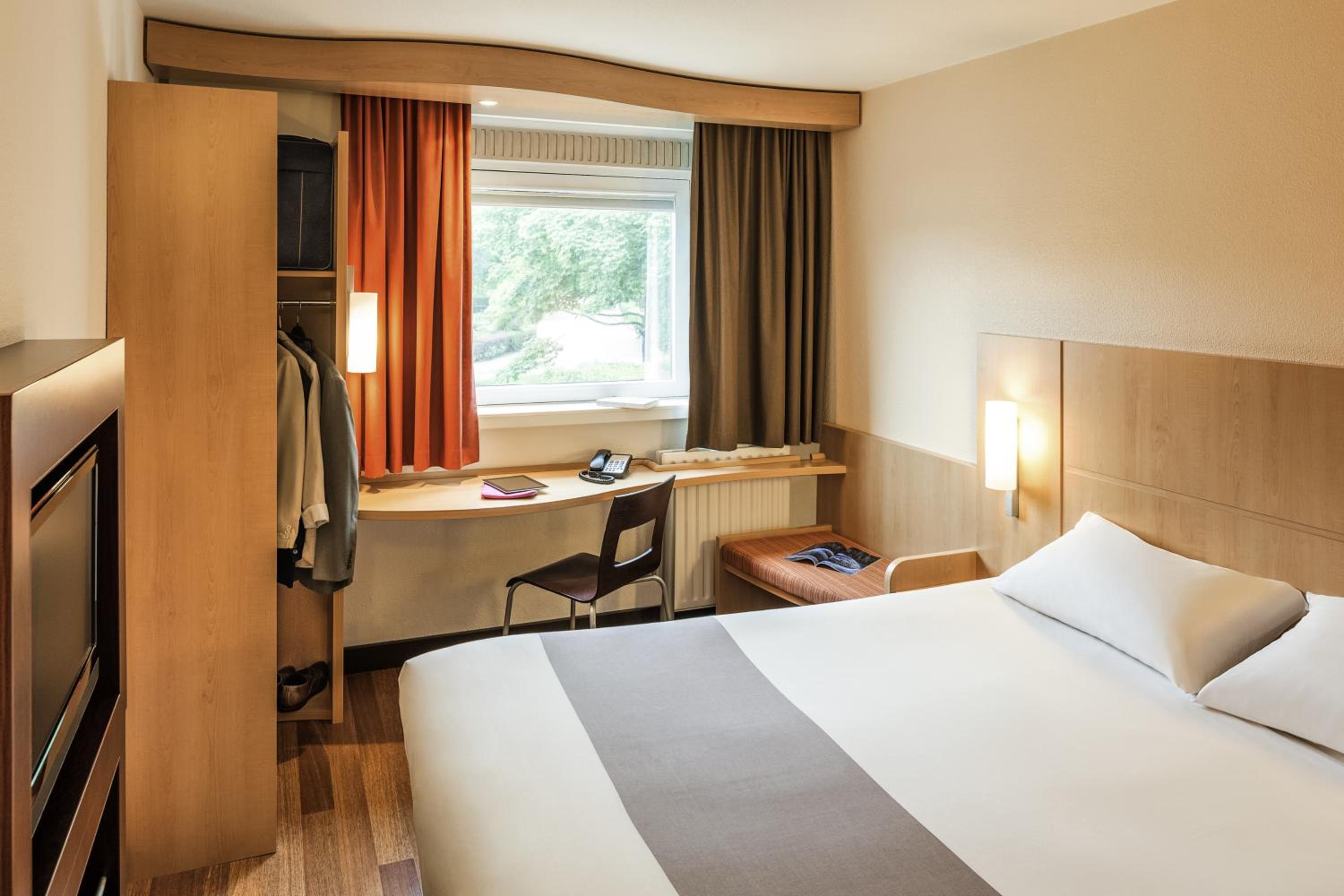 Double or Twin Room with Sofa Bed - Photo 7