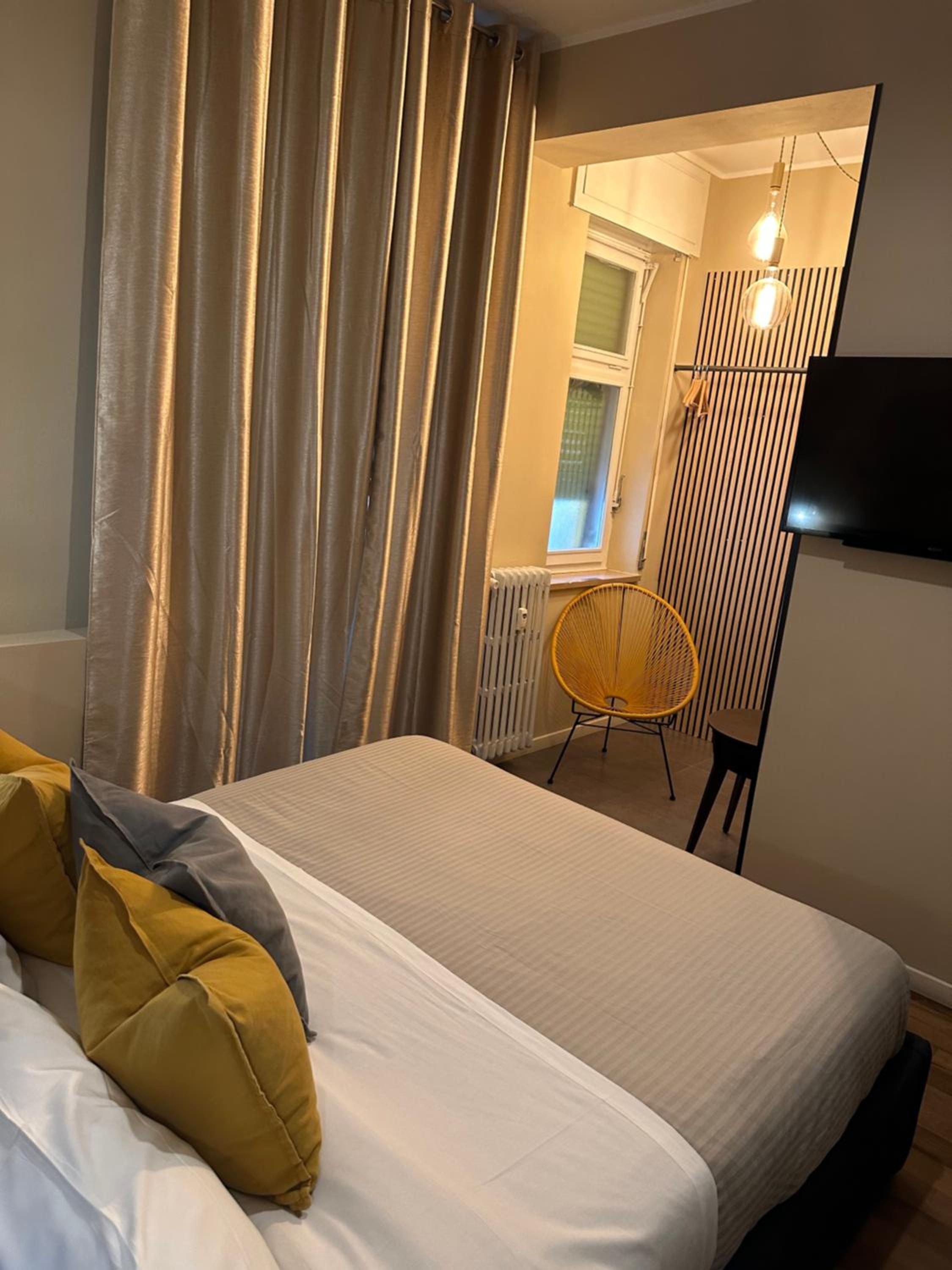 Double Room with Balcony - Photo 3