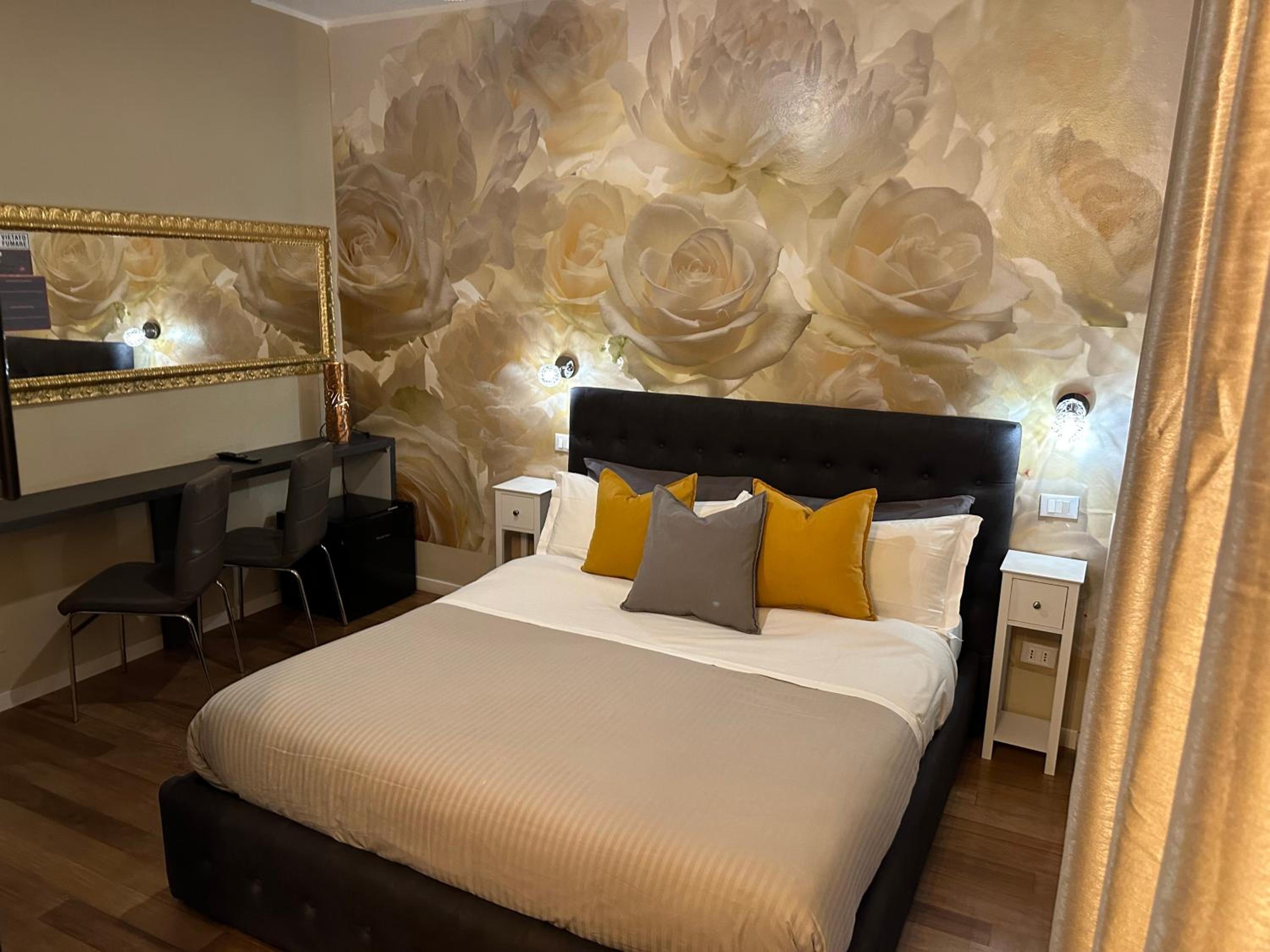 Double Room with Balcony - Photo 6