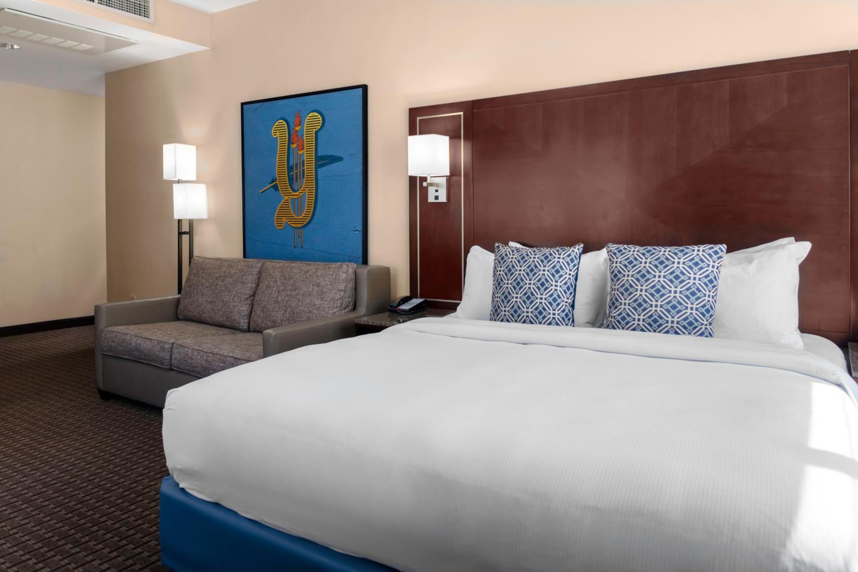 King Room with Sofa Bed - Photo 8