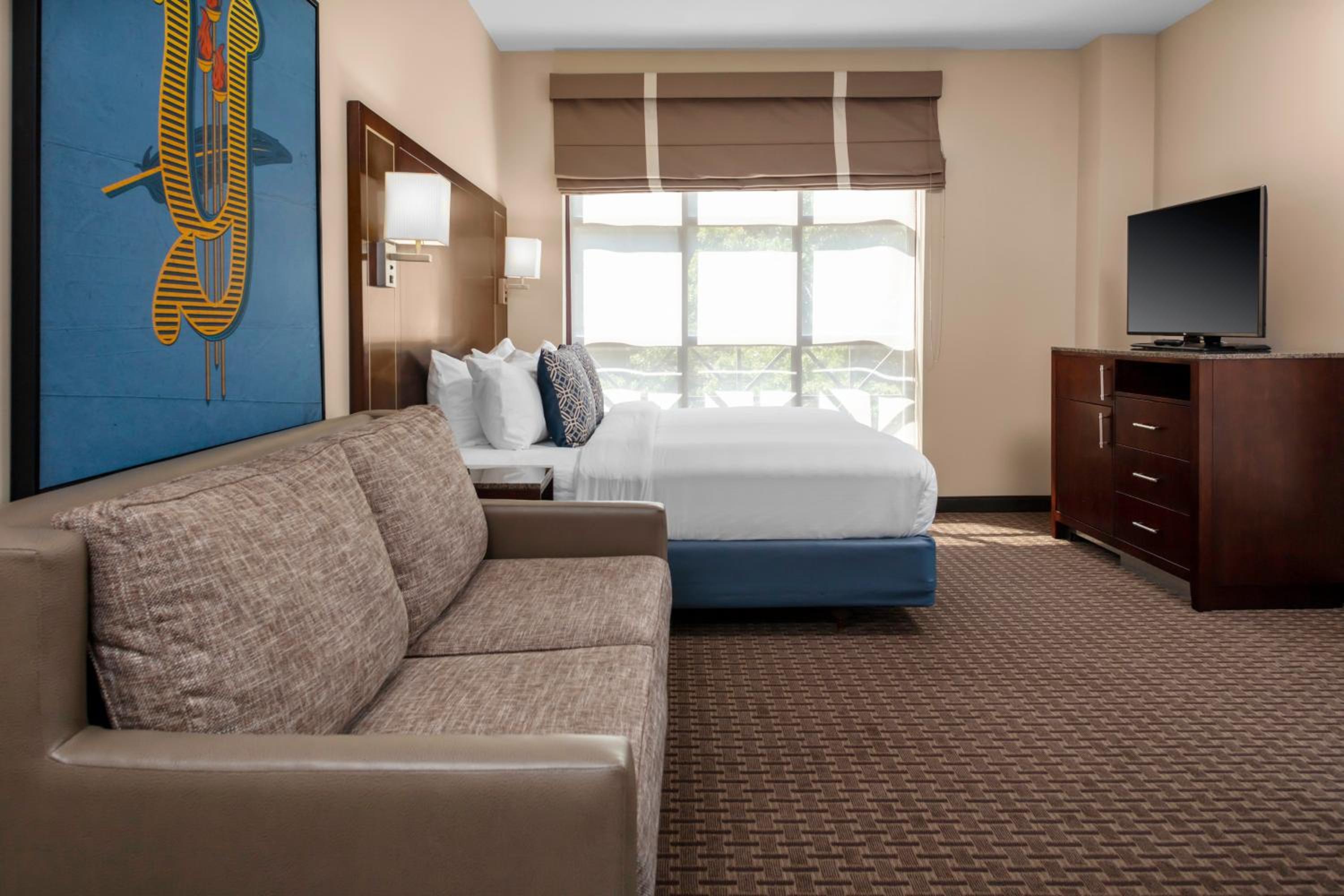 King Room with Sofa Bed - Photo 7