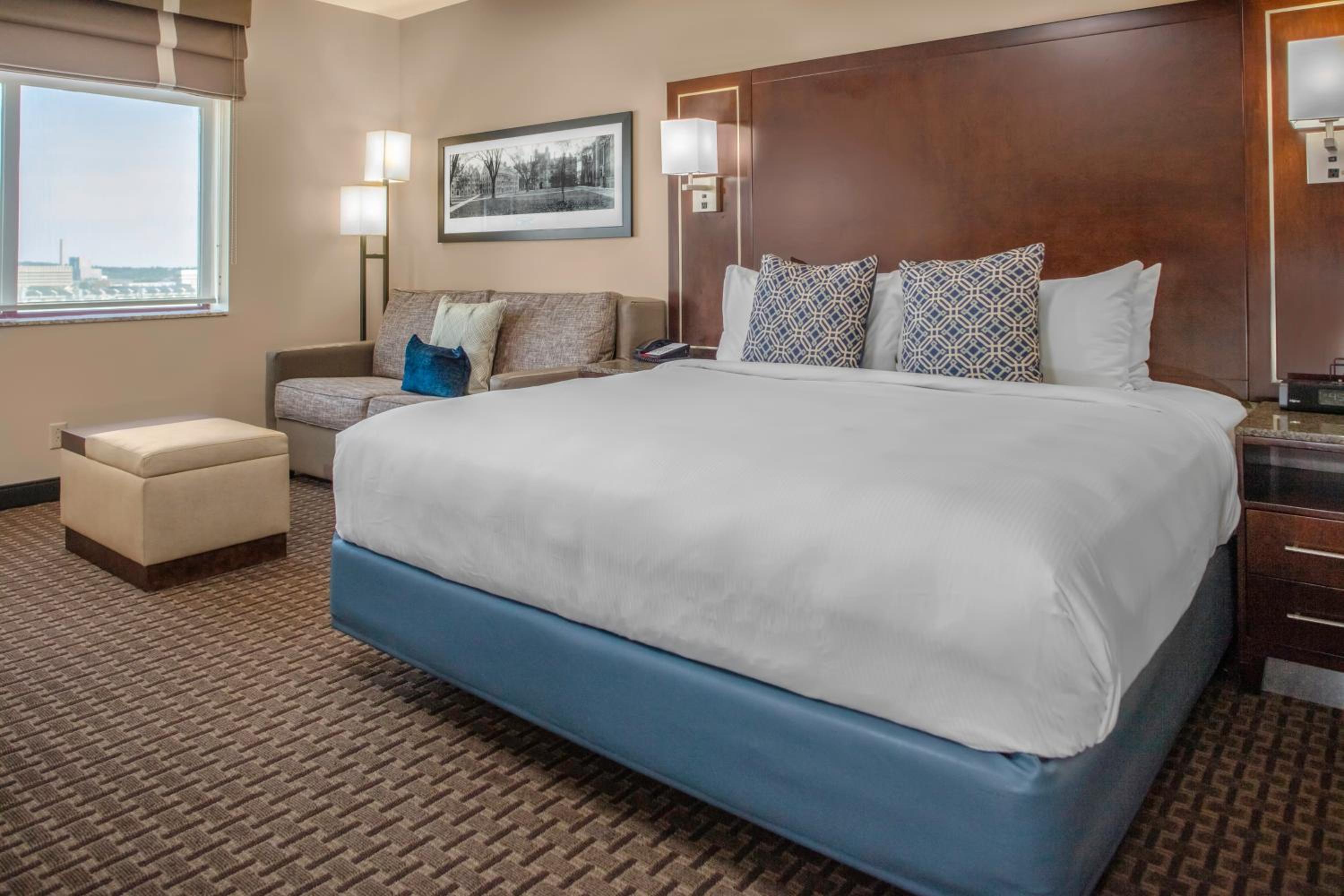 King Room with Sofa Bed - Photo 3
